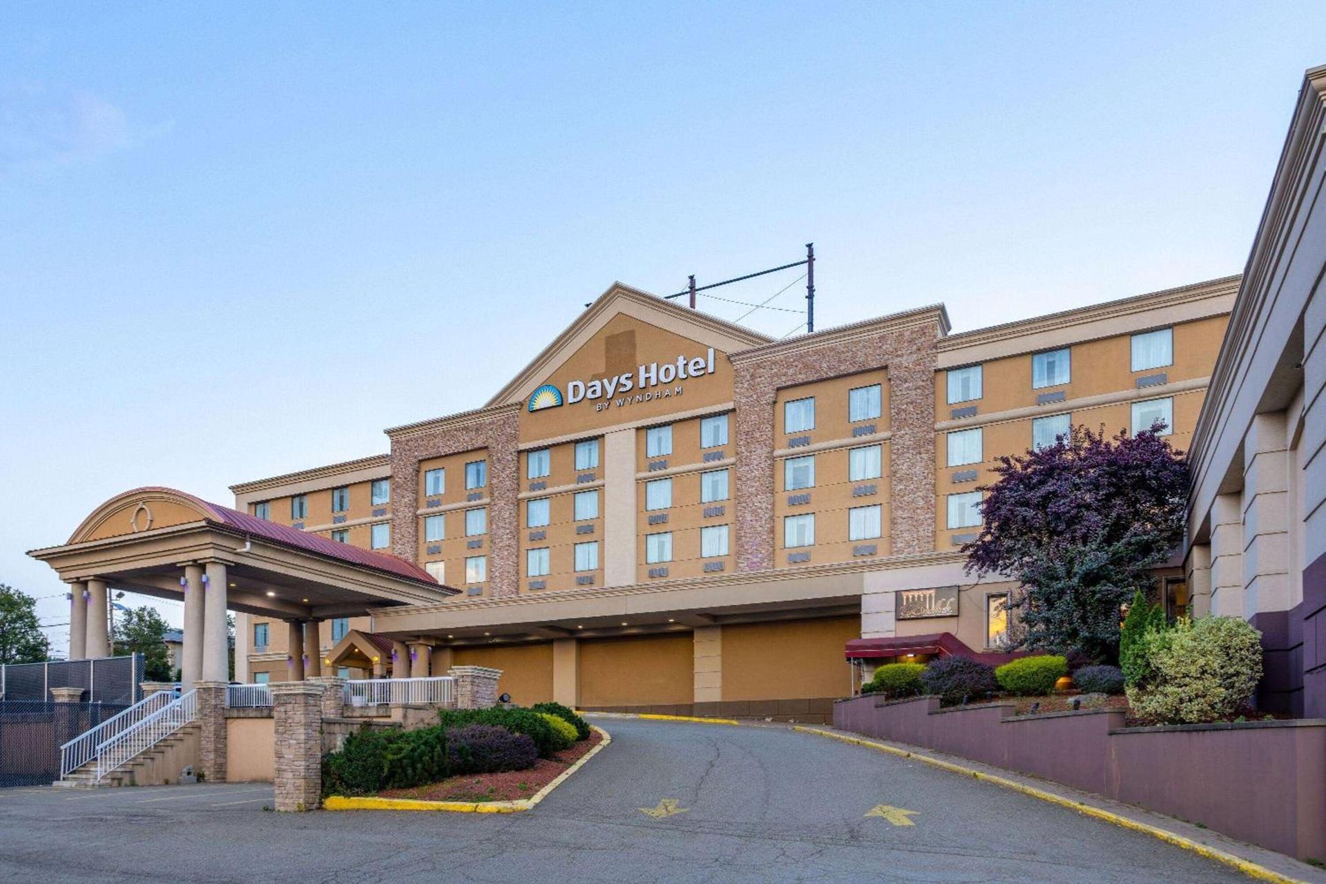 Days Hotel by Wyndham North Bergen photo 2