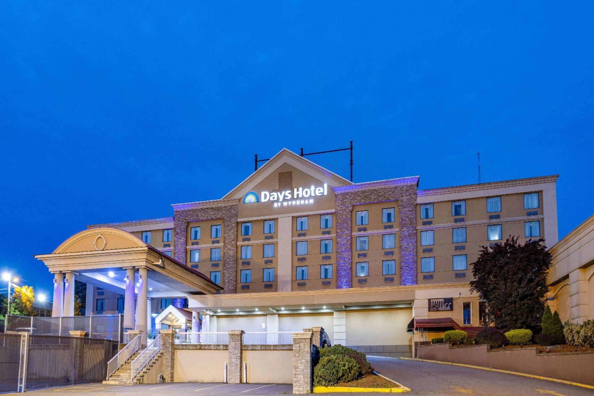 Days Hotel by Wyndham North Bergen photo 3