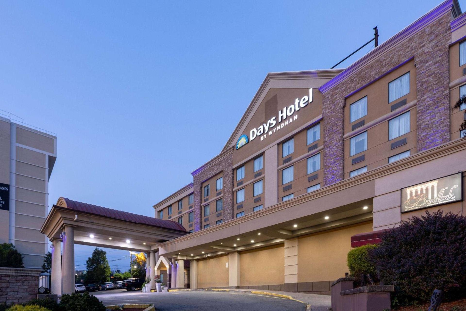 Days Hotel by Wyndham North Bergen photo 4