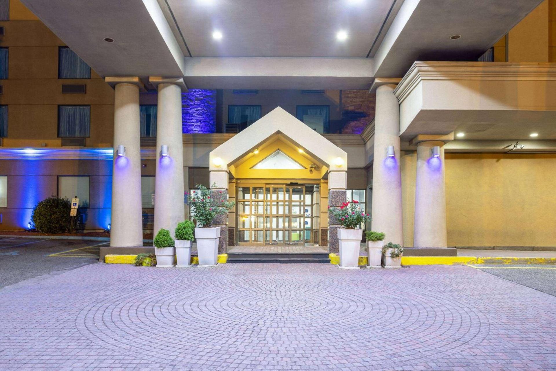 Days Hotel by Wyndham North Bergen photo 5