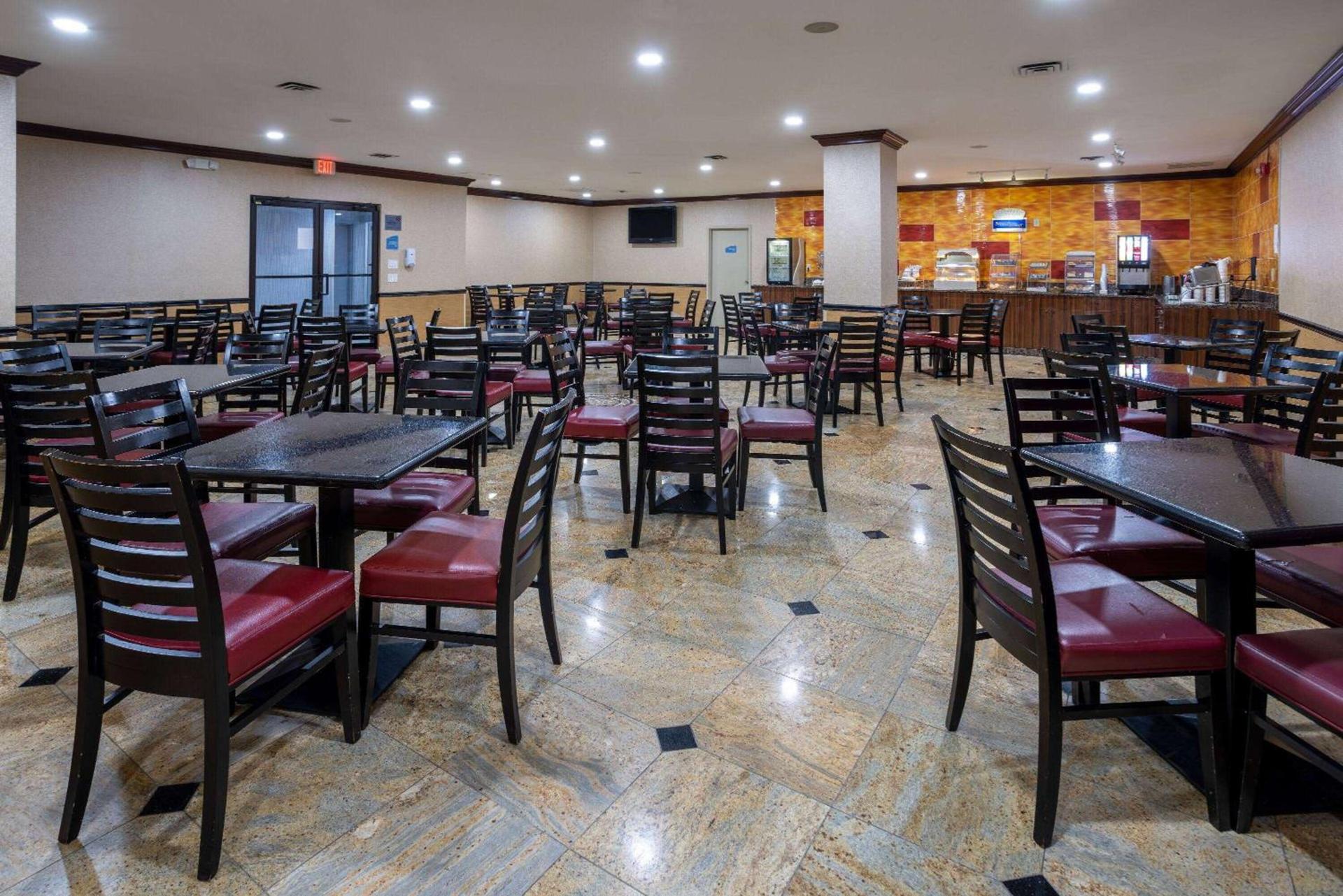 Days Hotel by Wyndham North Bergen photo 9