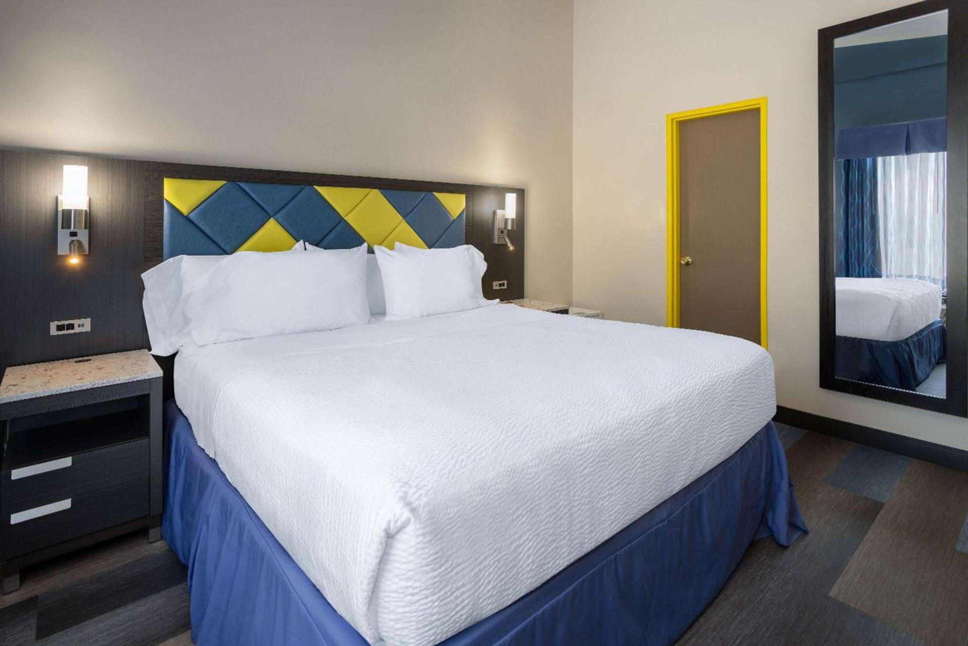 Days Hotel by Wyndham North Bergen photo 13