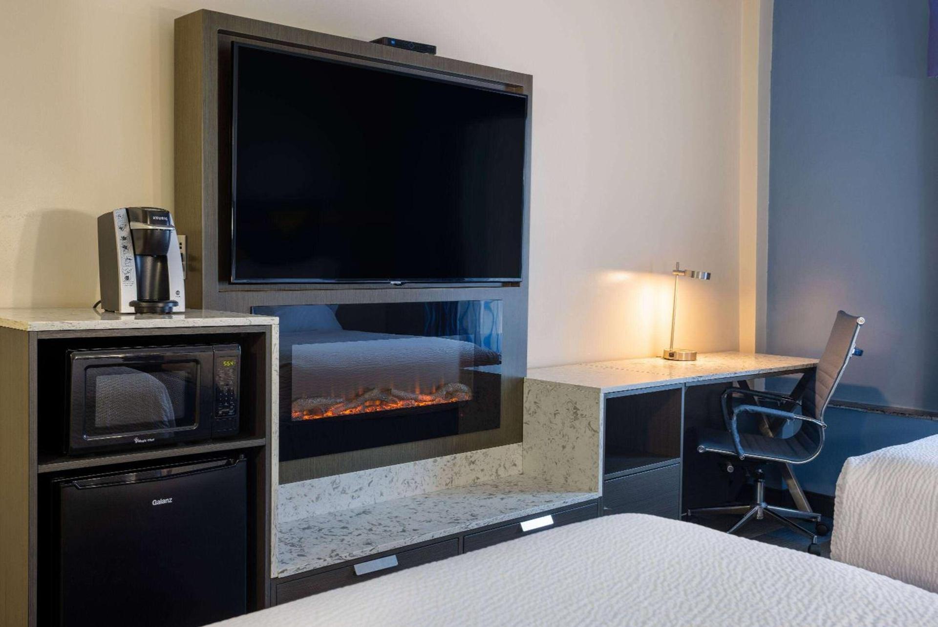Days Hotel by Wyndham North Bergen photo 17