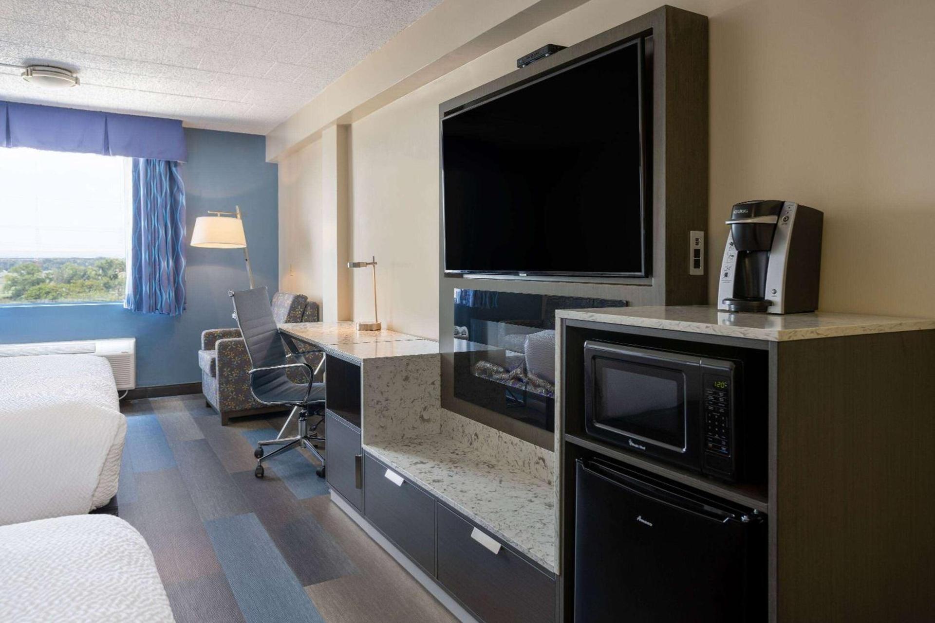 Days Hotel by Wyndham North Bergen photo 20