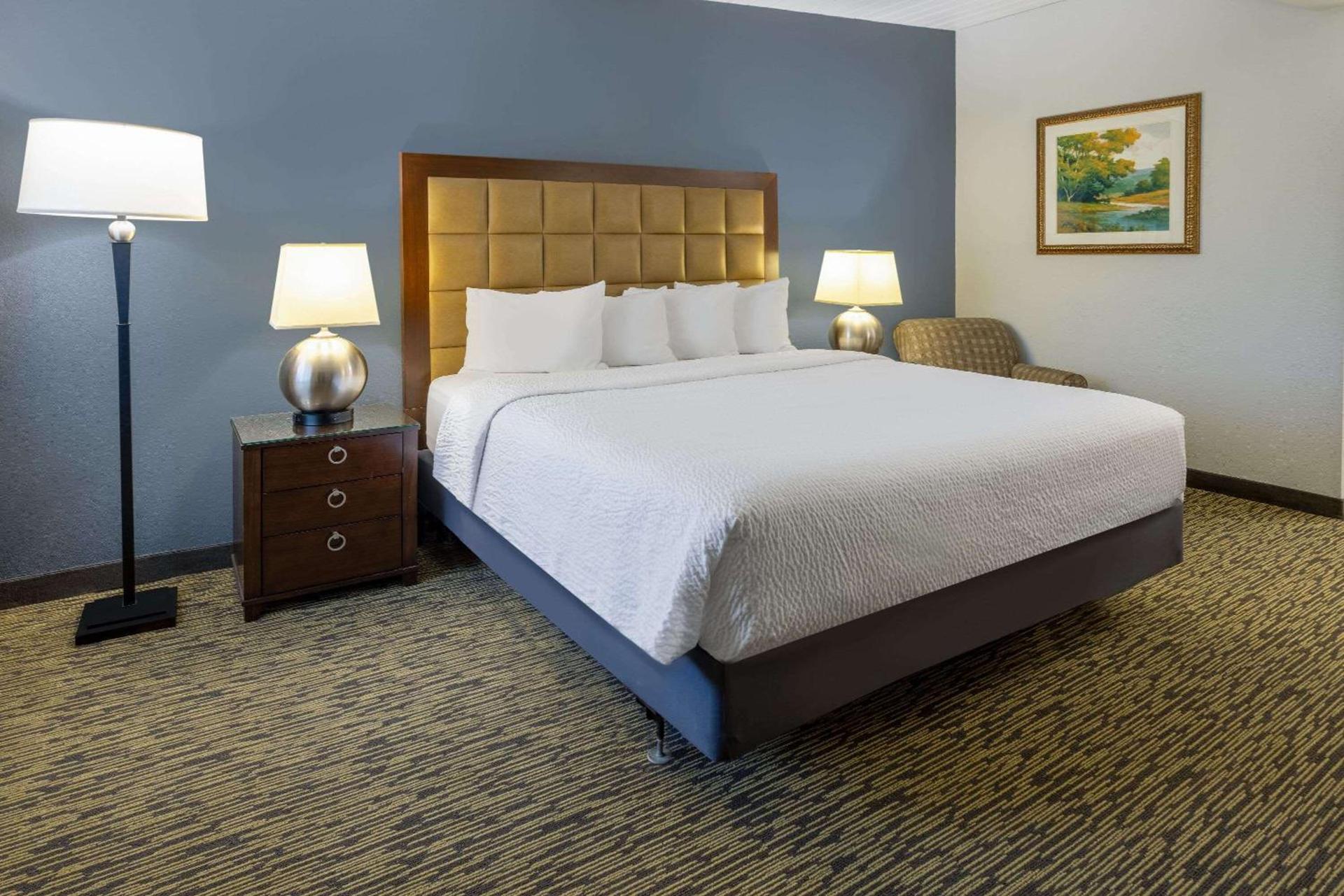 Travelodge by Wyndham Appleton photo 13
