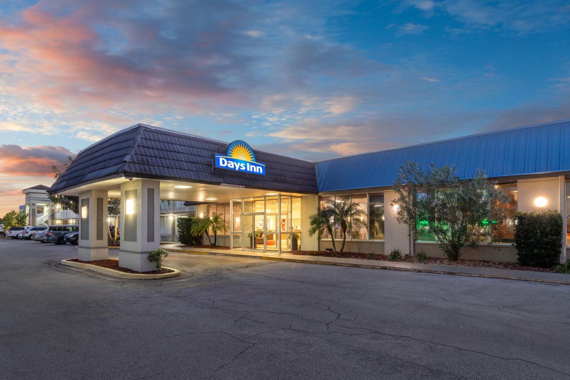 Days Inn by Wyndham Titusville Kennedy Space Center photo 54