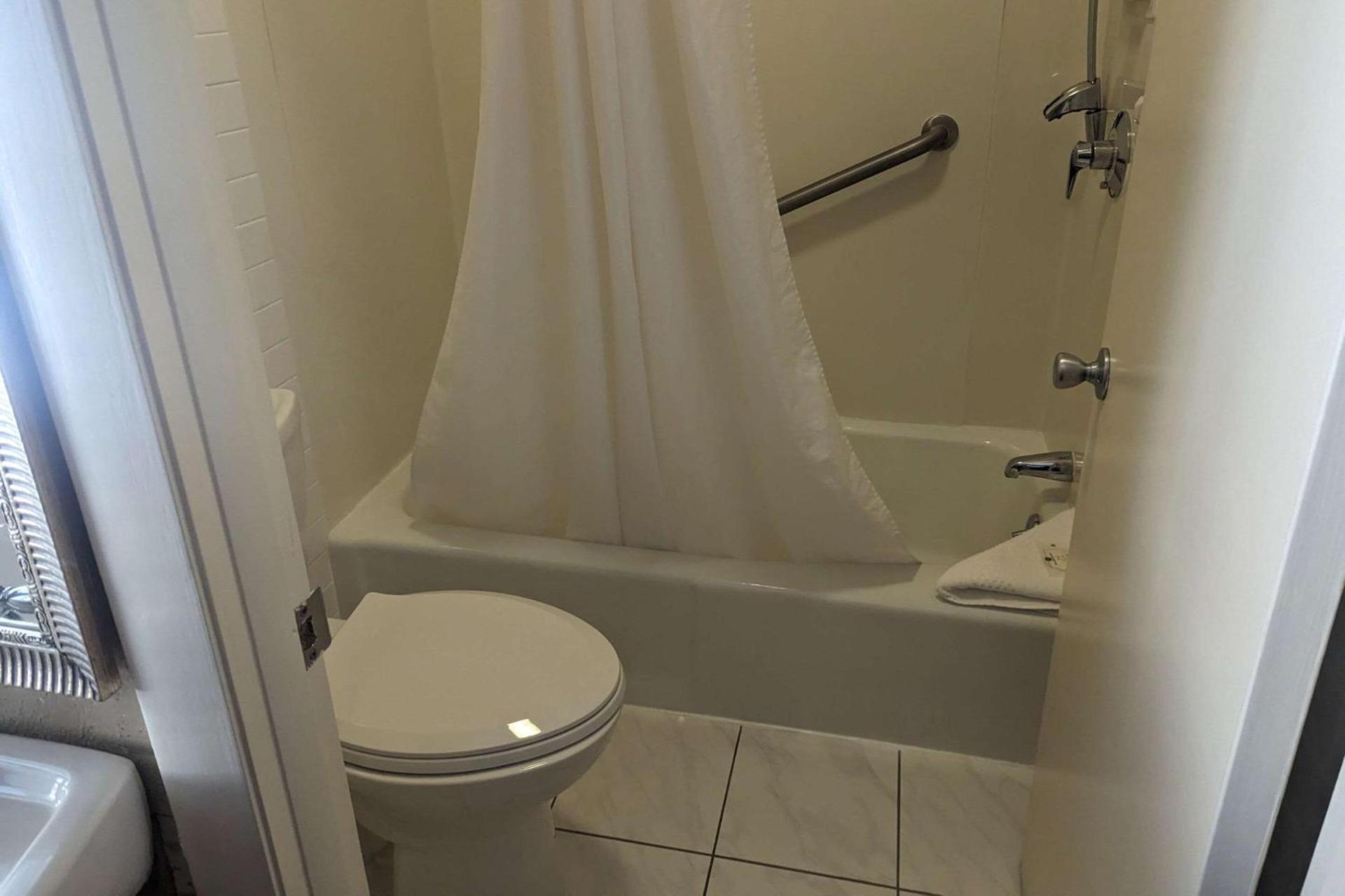 Quality Inn & Suites Northampton - Amherst photo 14