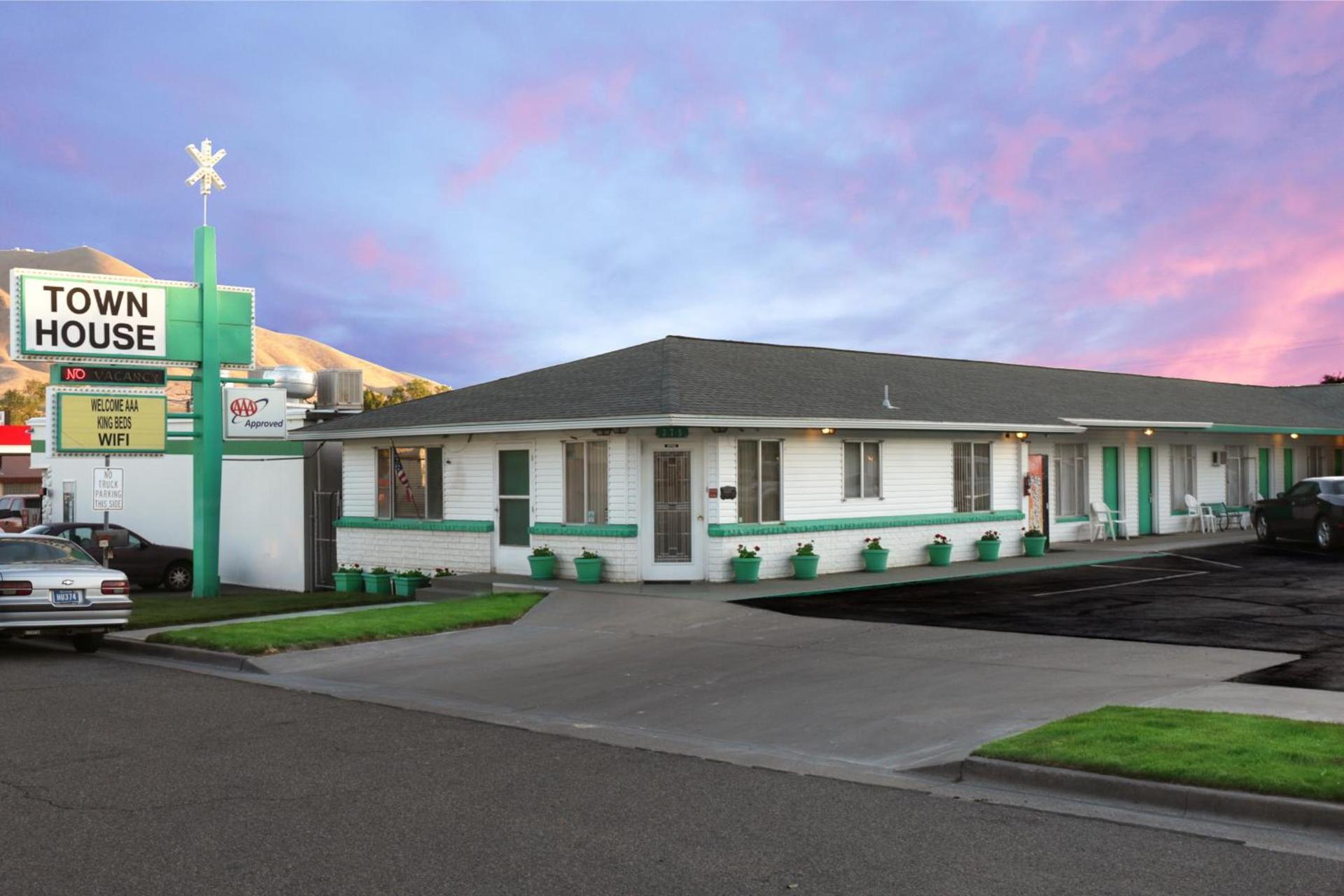 Town House Motel photo 2
