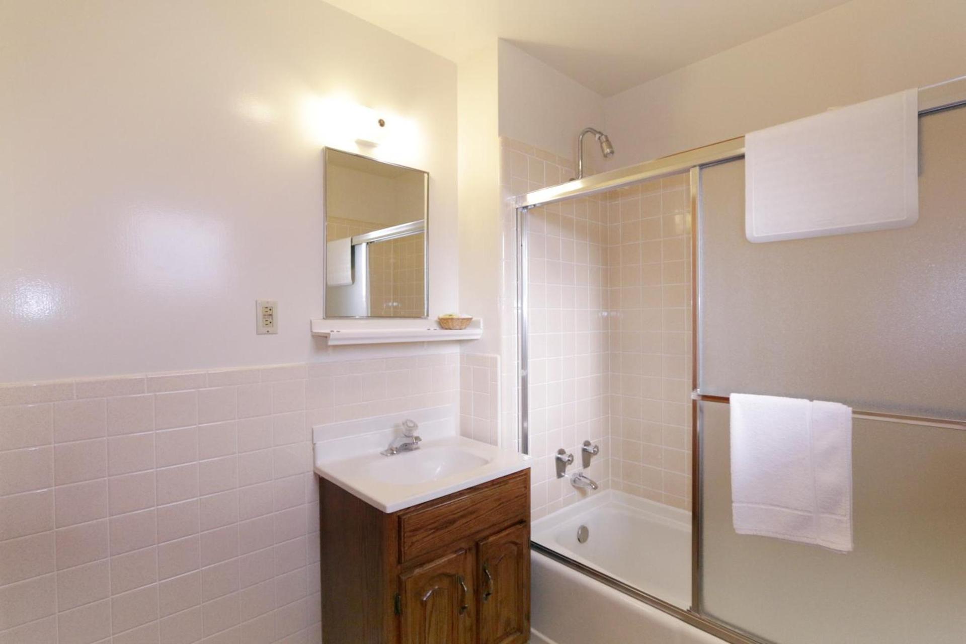 Town House Motel photo 8