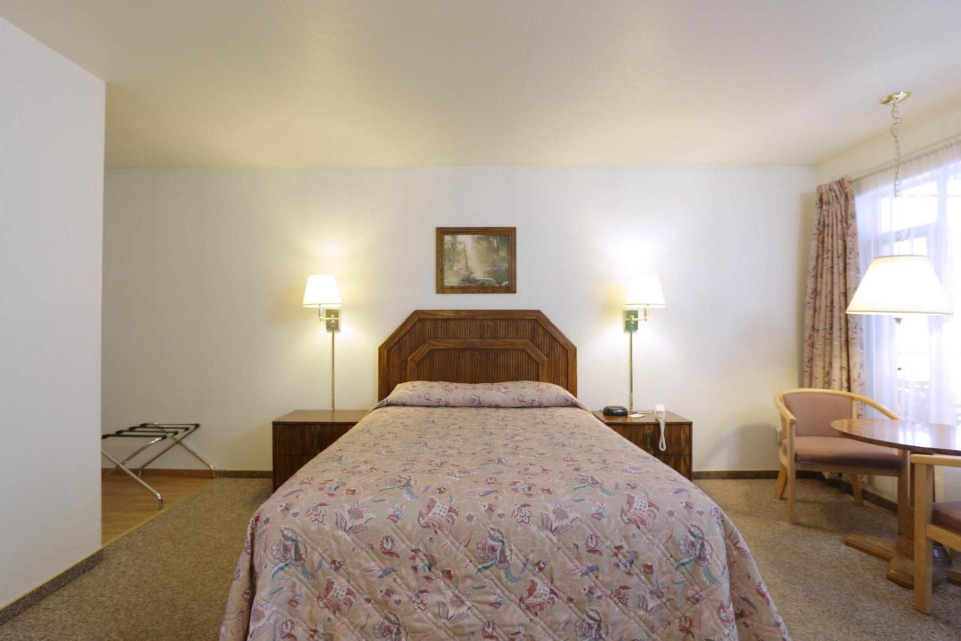 Town House Motel photo 10