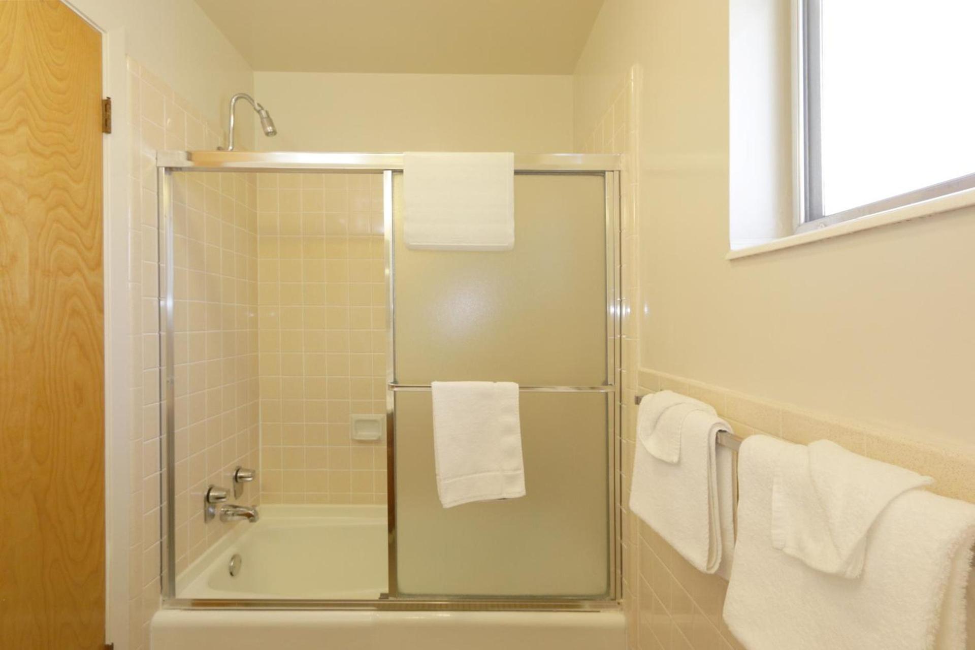 Town House Motel photo 11