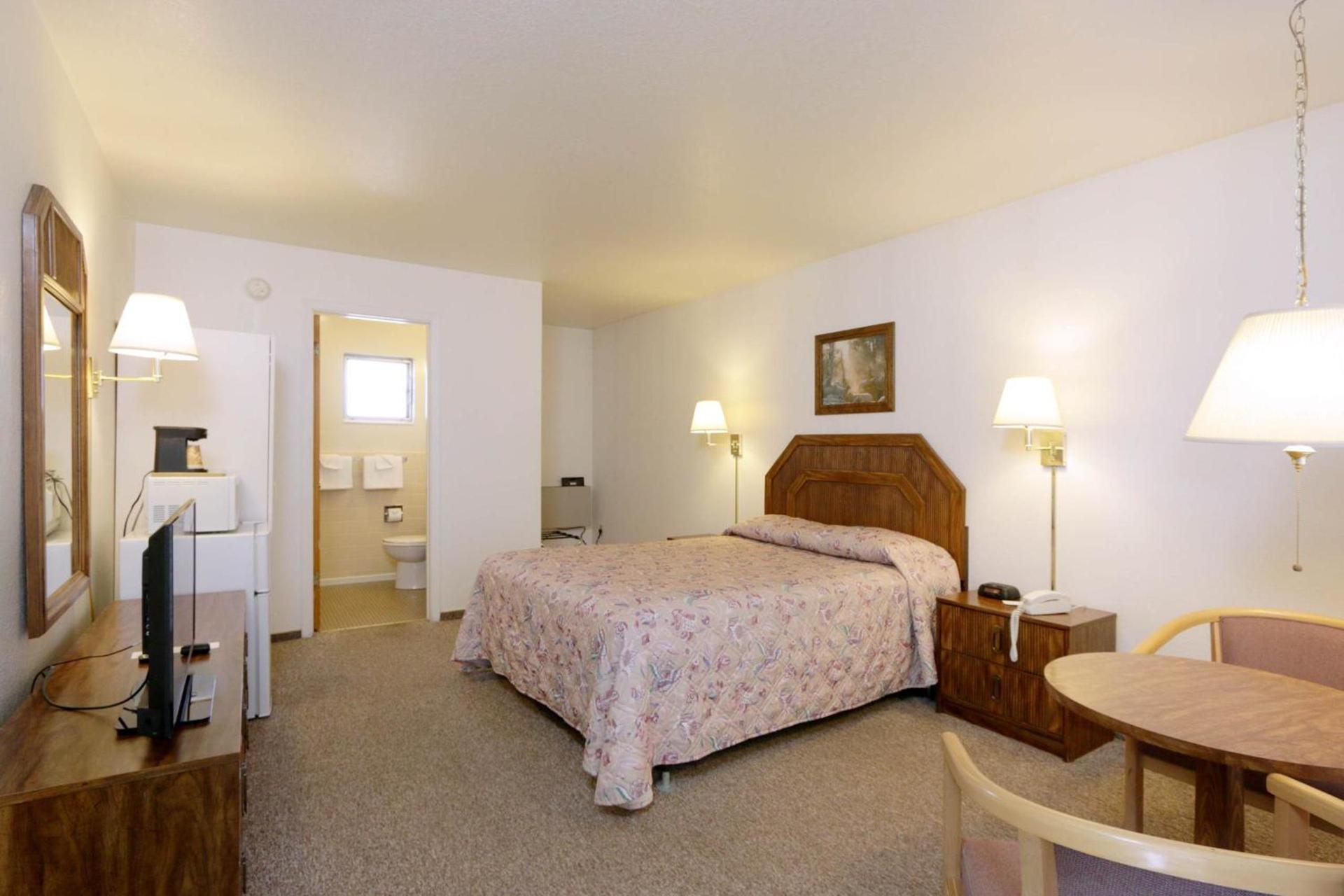 Town House Motel photo 12