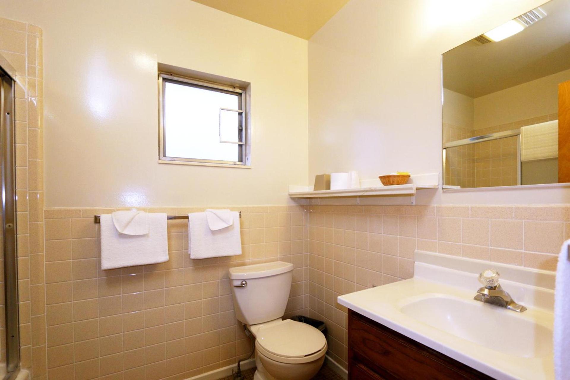 Town House Motel photo 16