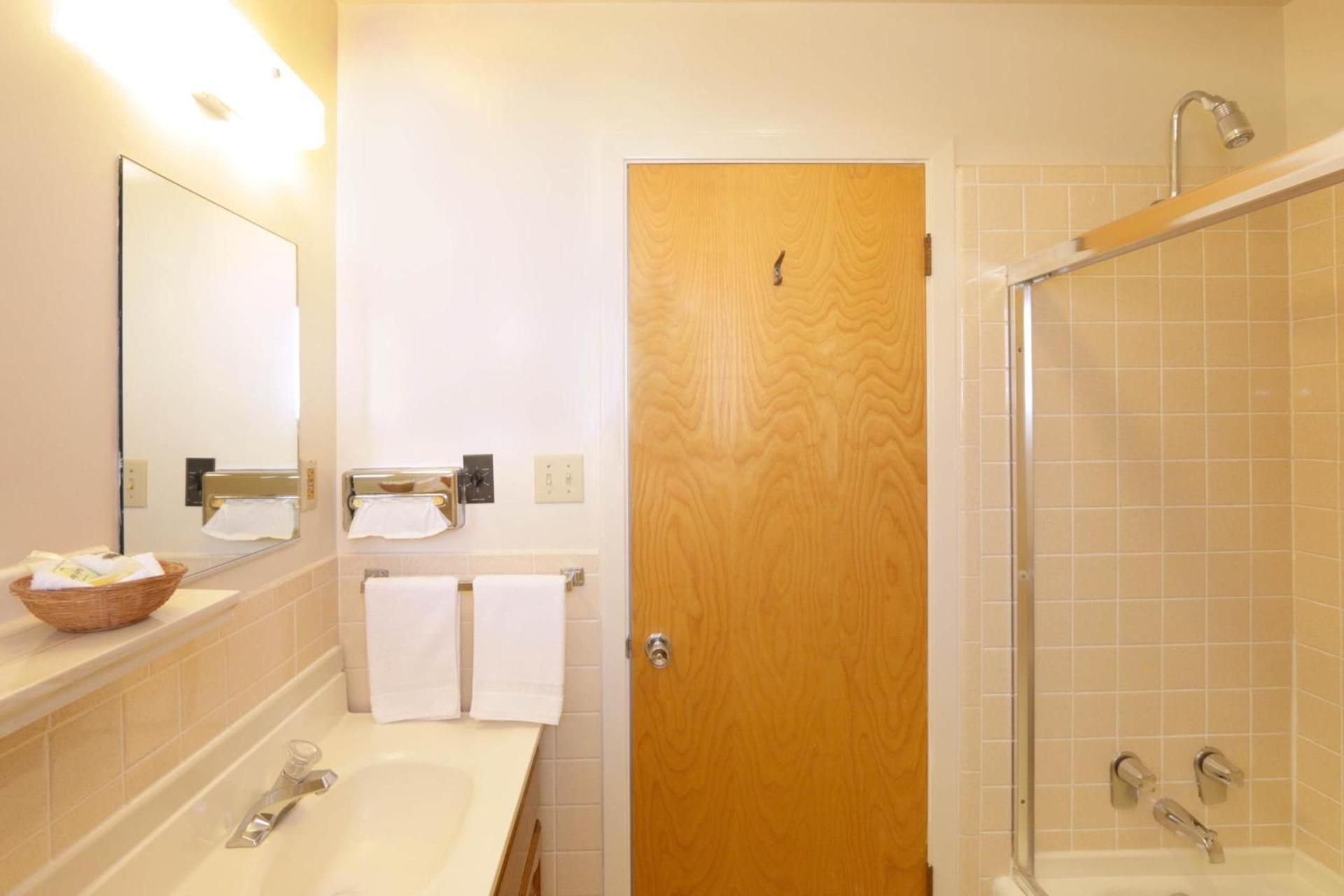 Town House Motel photo 17