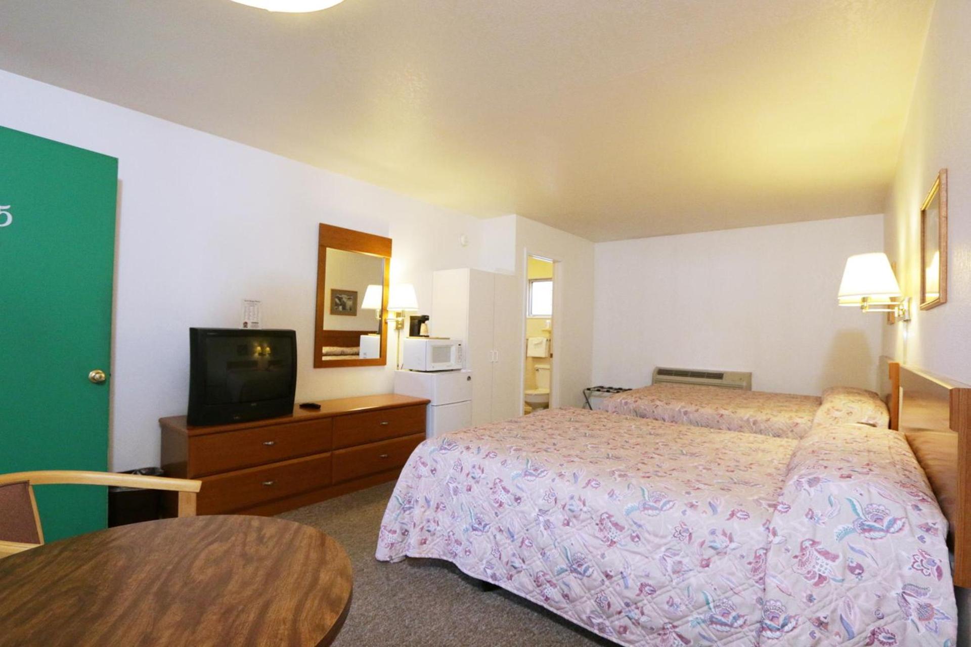 Town House Motel photo 18