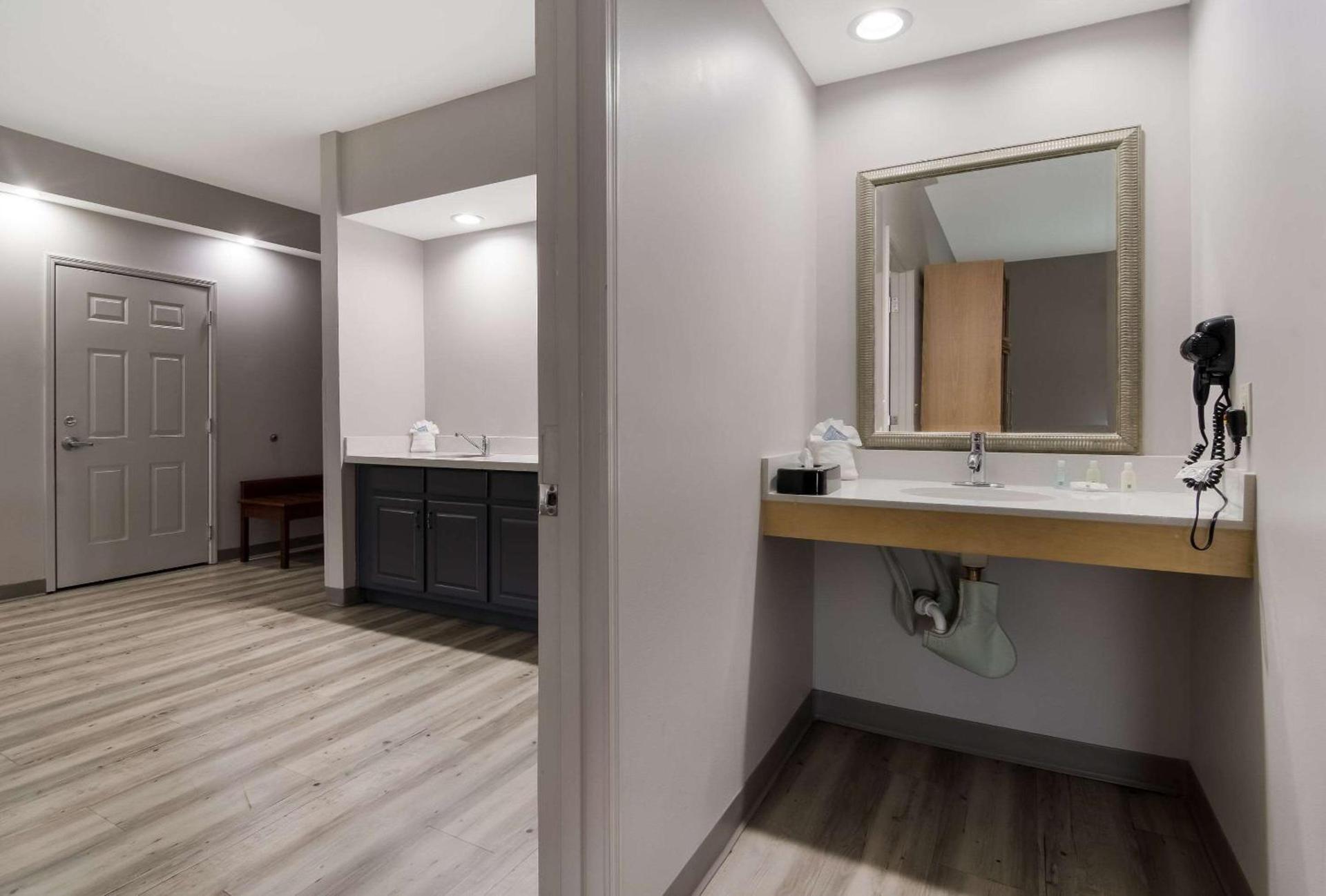 Quality Inn Goldsboro photo 17