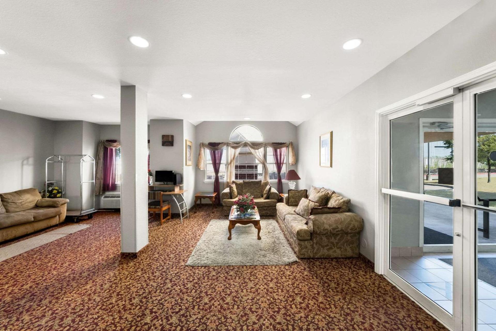 Econo Lodge Inn & Suites Mesquite - Dallas East photo 8