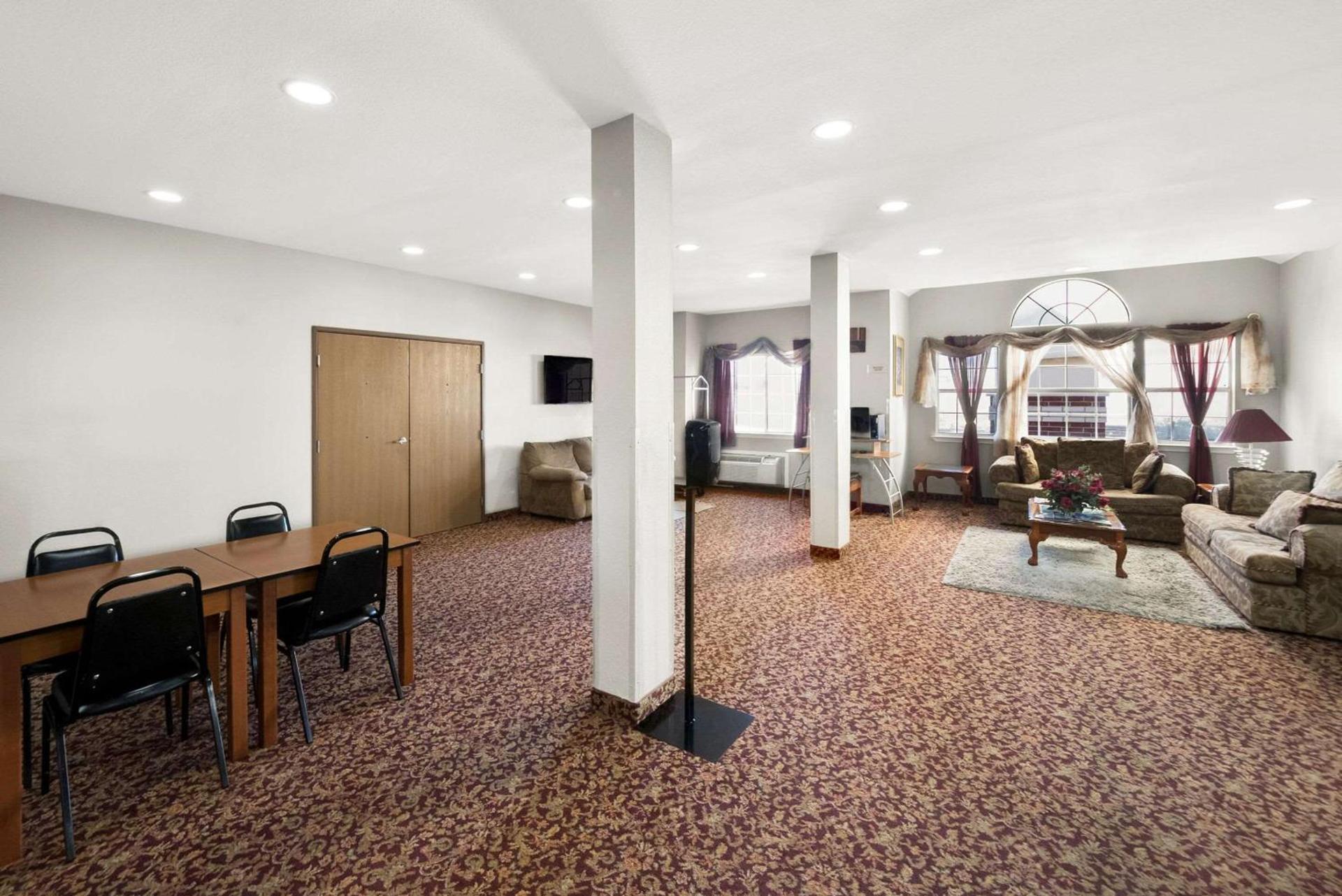 Econo Lodge Inn & Suites Mesquite - Dallas East photo 9