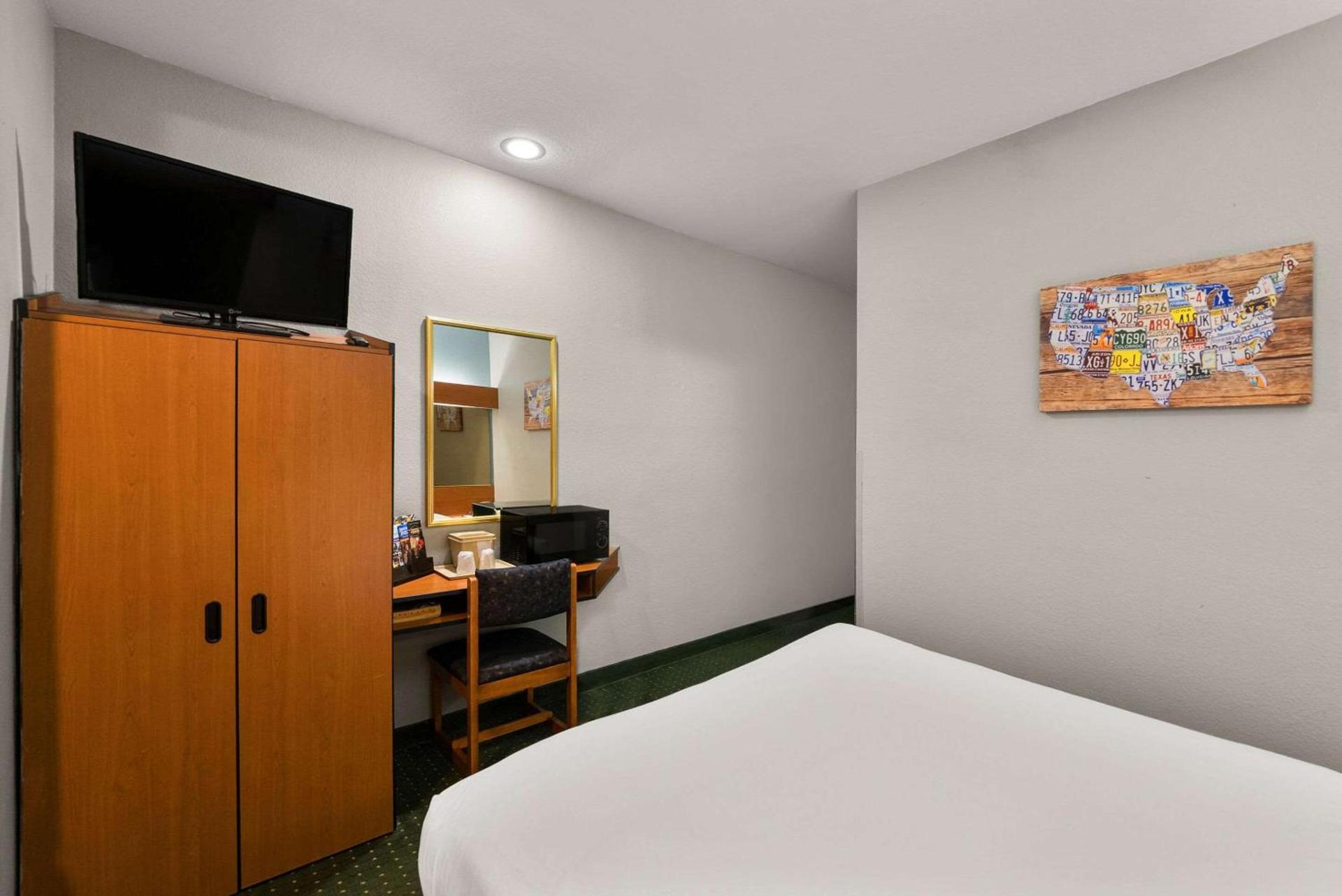 Econo Lodge Inn & Suites Mesquite - Dallas East photo 12