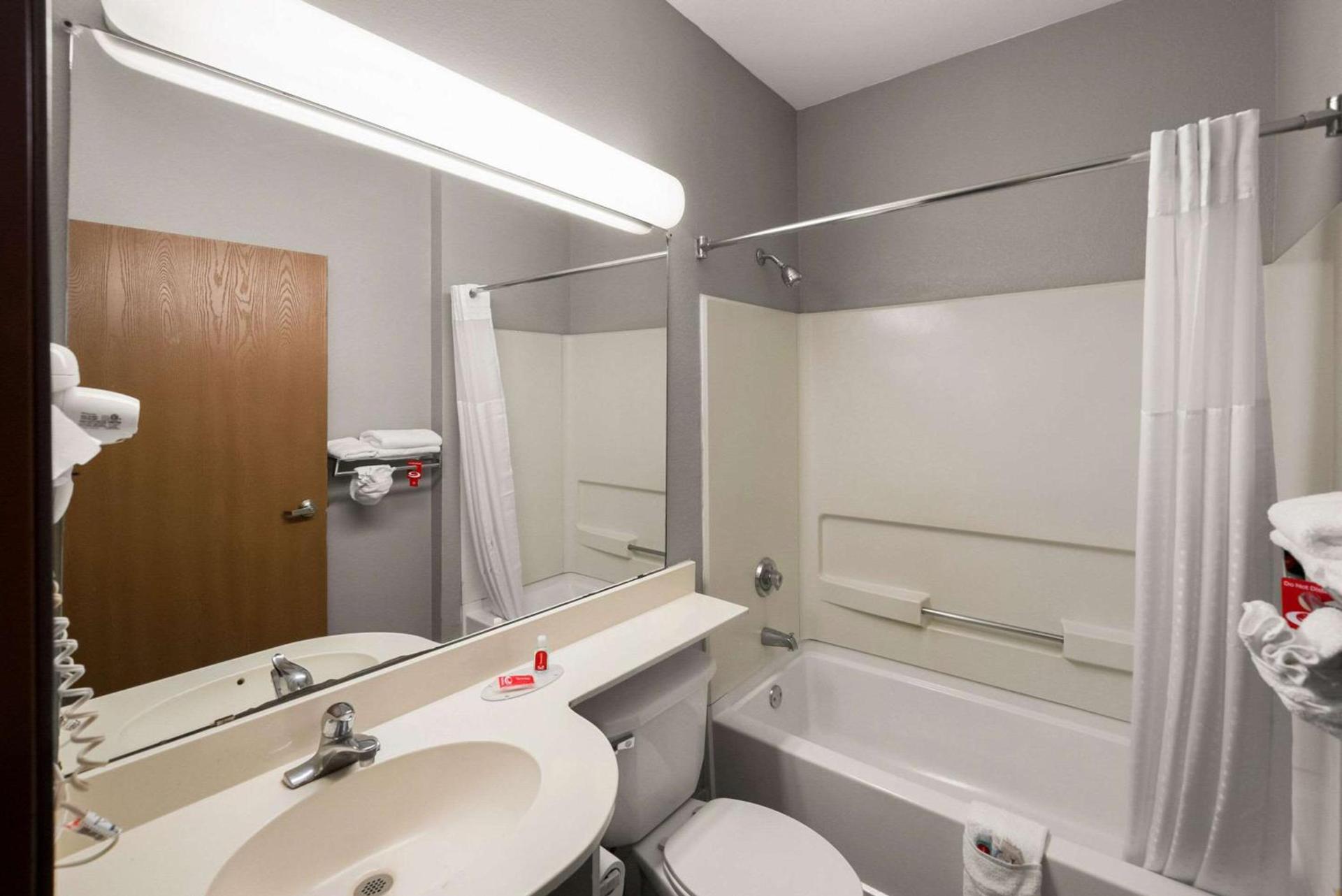 Econo Lodge Inn & Suites Mesquite - Dallas East photo 13