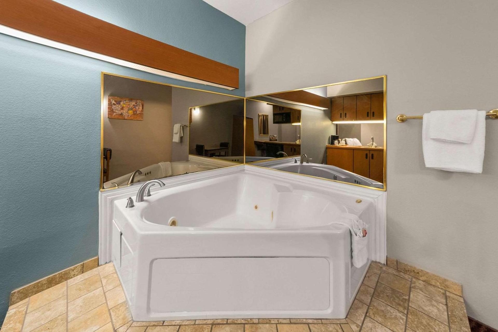 Econo Lodge Inn & Suites Mesquite - Dallas East photo 27