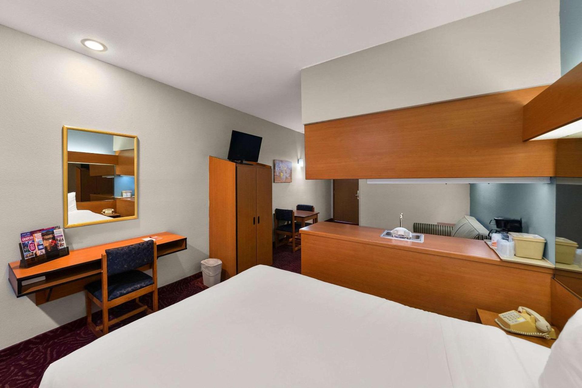 Econo Lodge Inn & Suites Mesquite - Dallas East photo 33