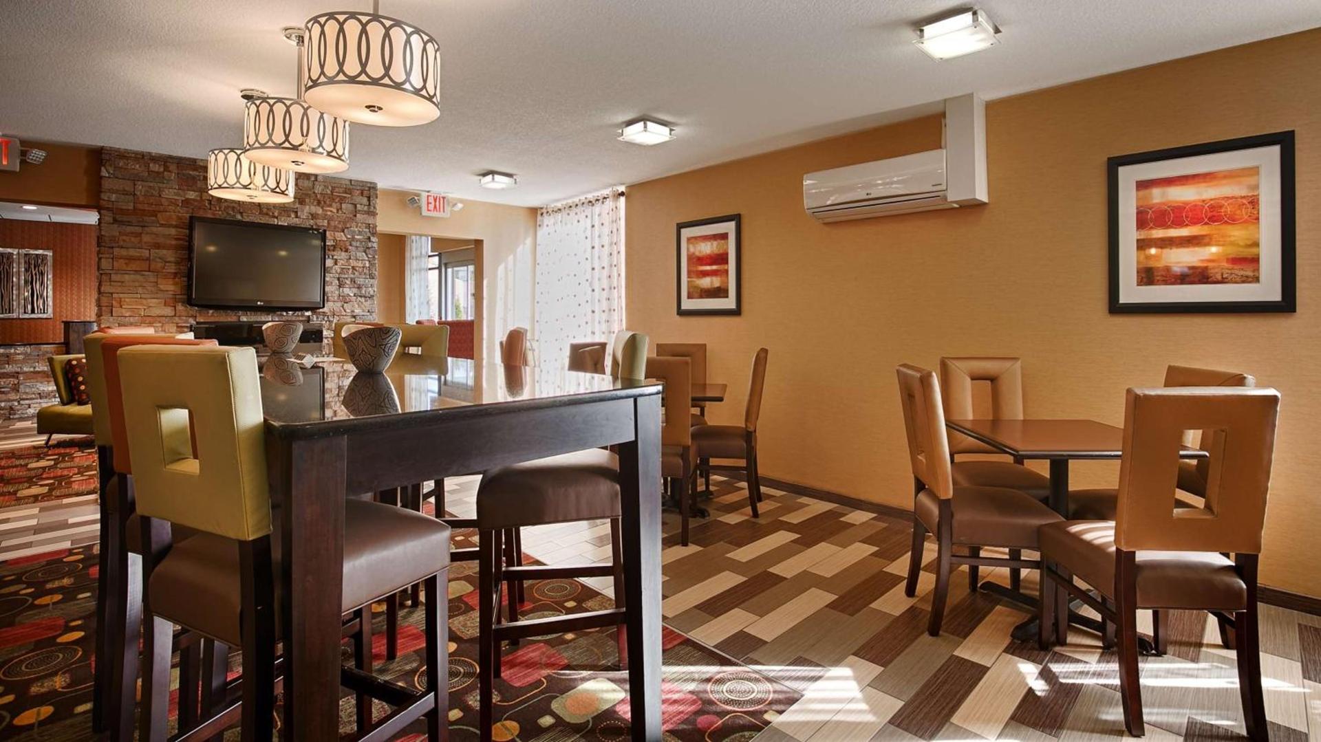 Best Western Luxbury Inn Fort Wayne photo 11