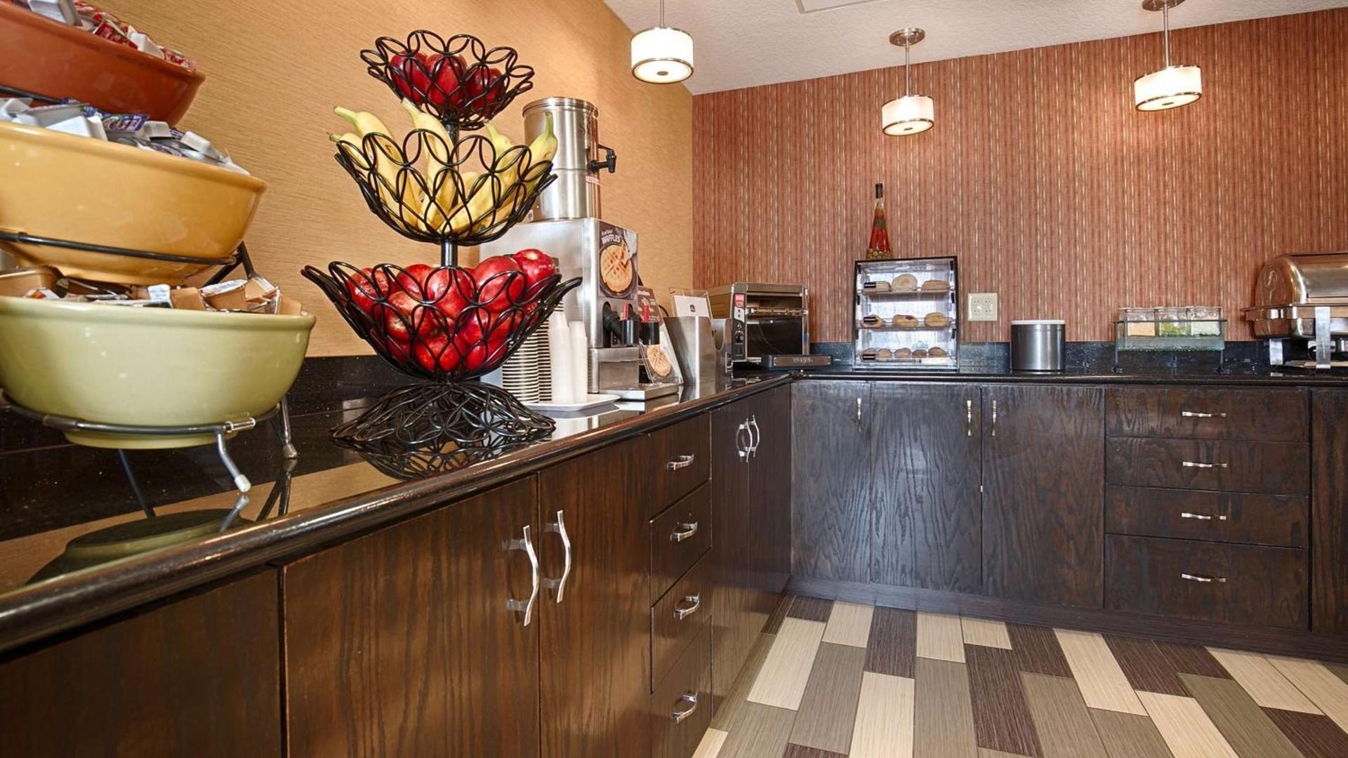 Best Western Luxbury Inn Fort Wayne photo 10