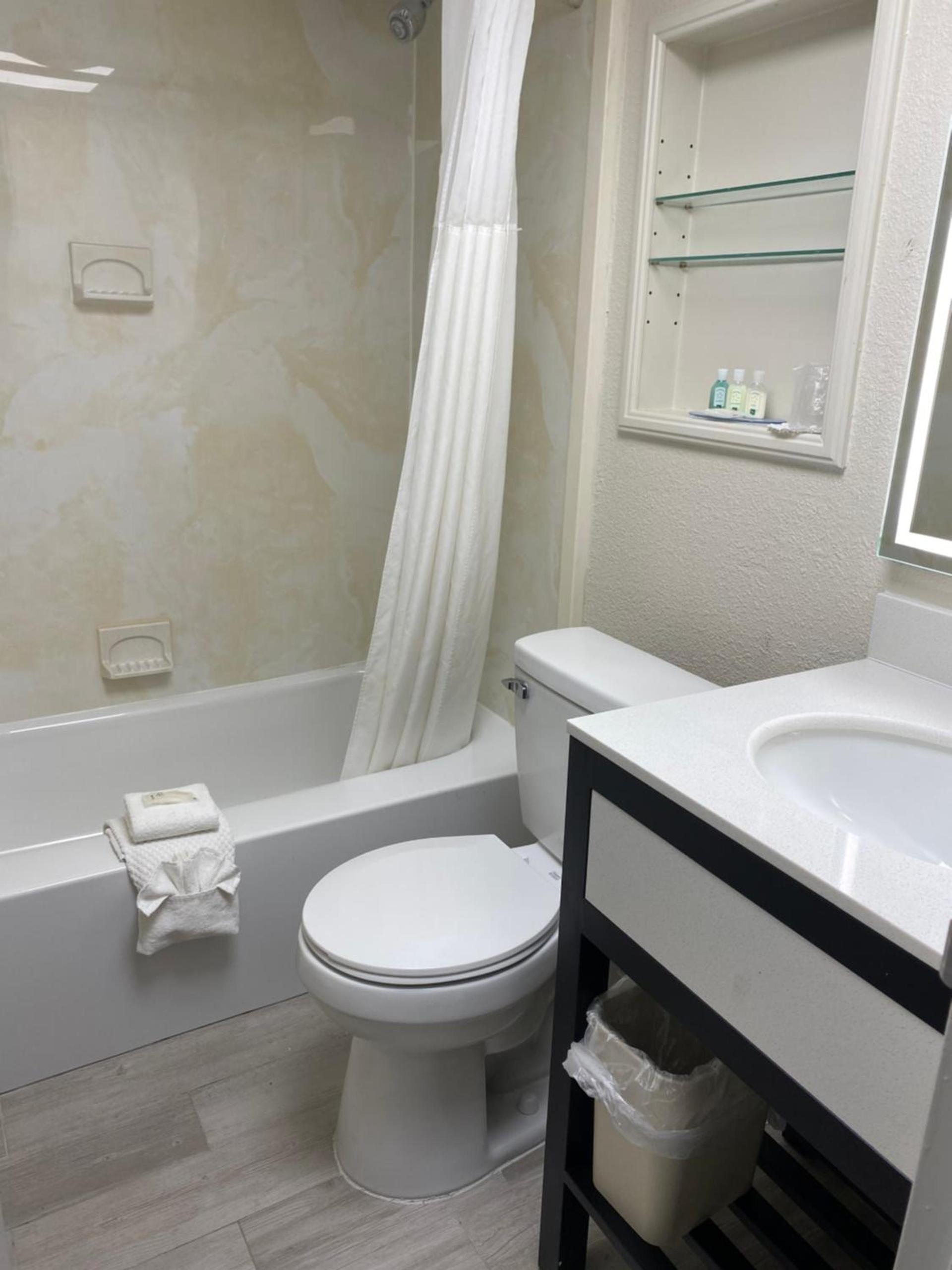 Quality Inn Perrysburg - Toledo South photo 35