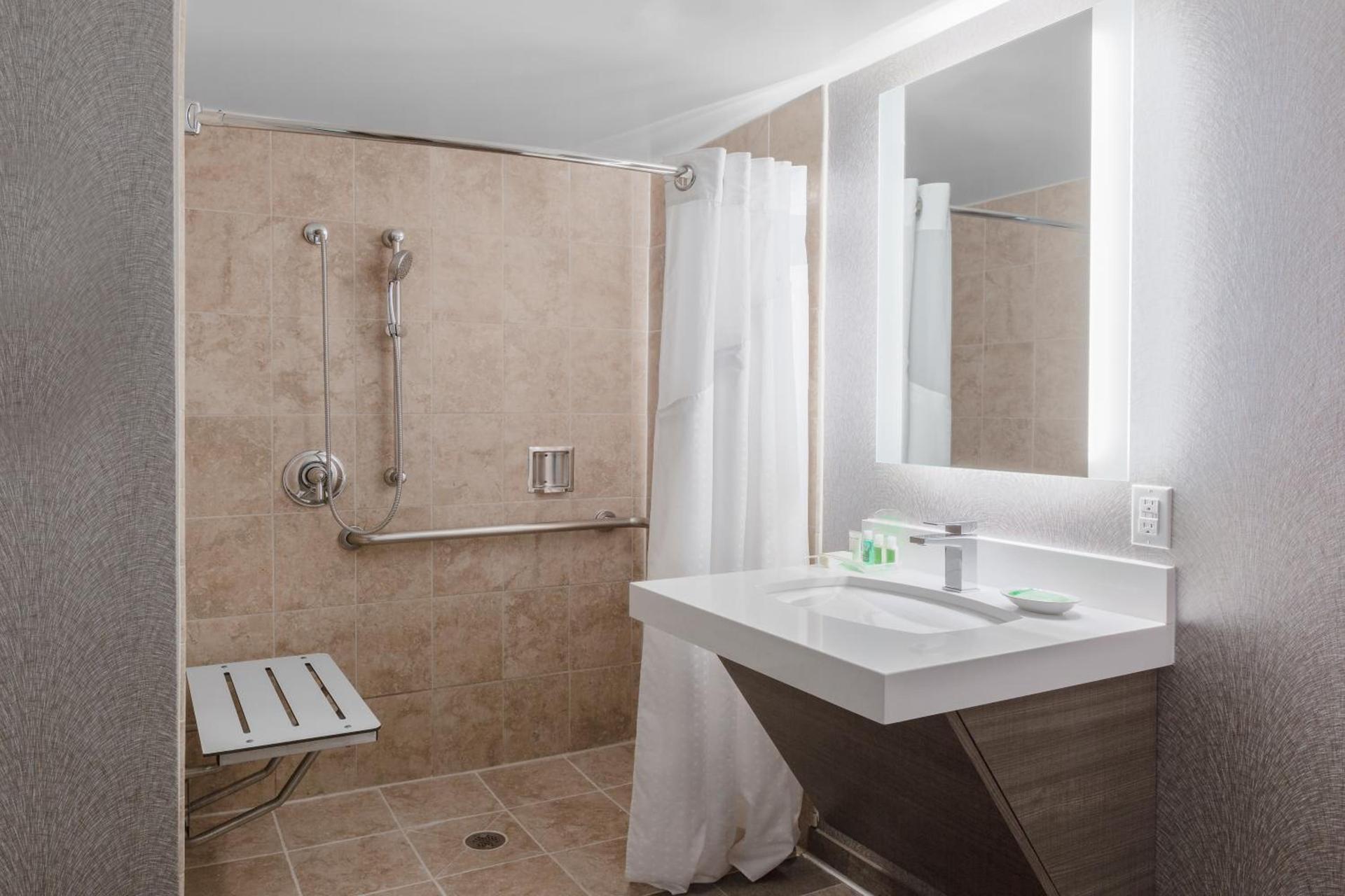 Holiday Inn La Mirada Buena Park by IHG photo 2