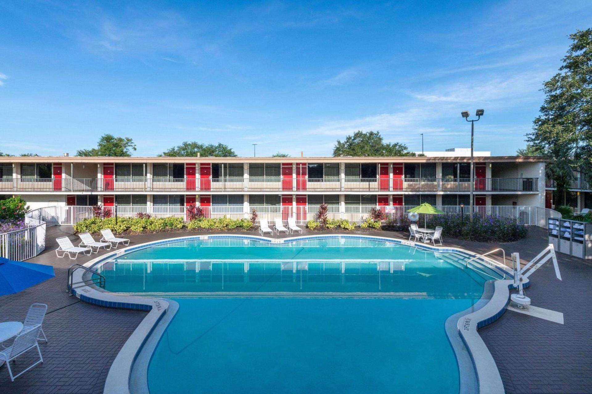 Ramada by Wyndham Kissimmee Gateway - Free Theme Park Shuttle photo 3