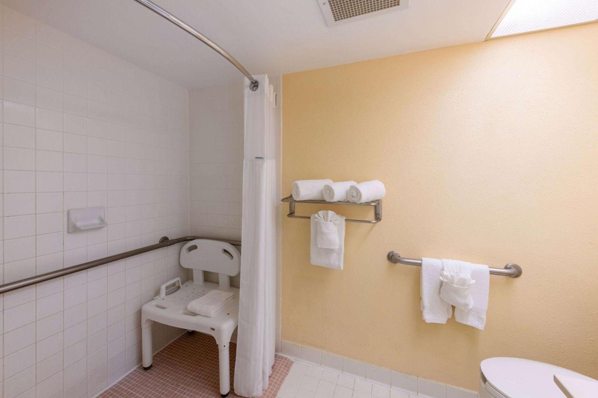 Ramada by Wyndham Kissimmee Gateway - Free Theme Park Shuttle photo 41