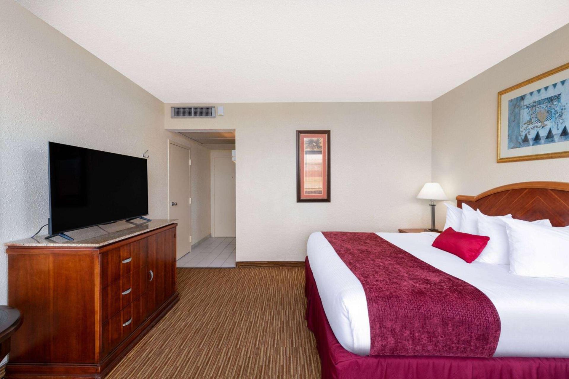 Ramada by Wyndham Kissimmee Gateway - Free Theme Park Shuttle photo 43
