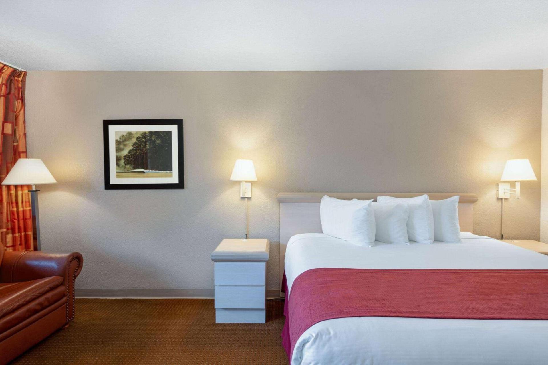 Ramada by Wyndham Kissimmee Gateway - Free Theme Park Shuttle photo 45