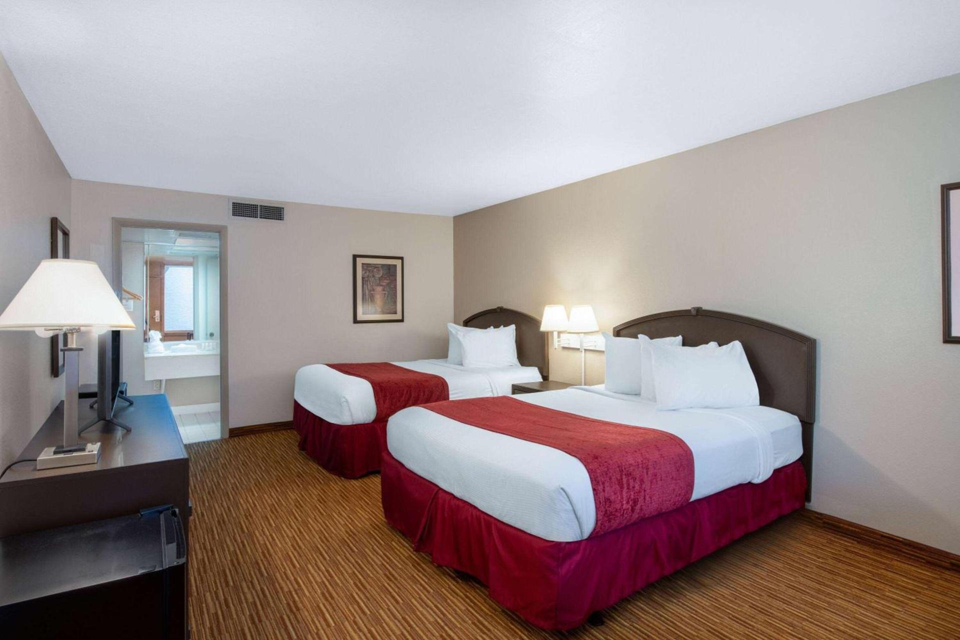 Ramada by Wyndham Kissimmee Gateway - Free Theme Park Shuttle photo 49
