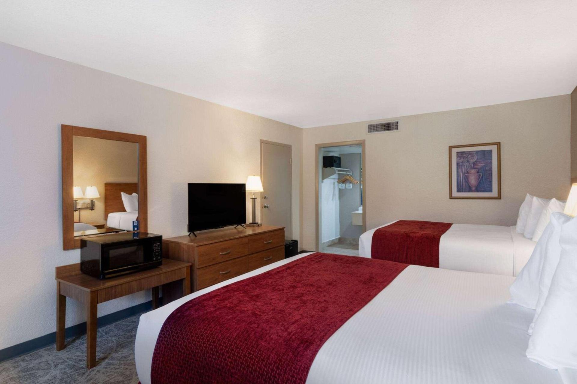 Ramada by Wyndham Kissimmee Gateway - Free Theme Park Shuttle photo 51