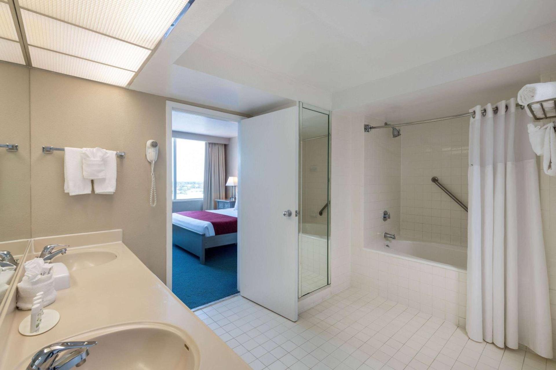 Ramada by Wyndham Kissimmee Gateway - Free Theme Park Shuttle photo 52