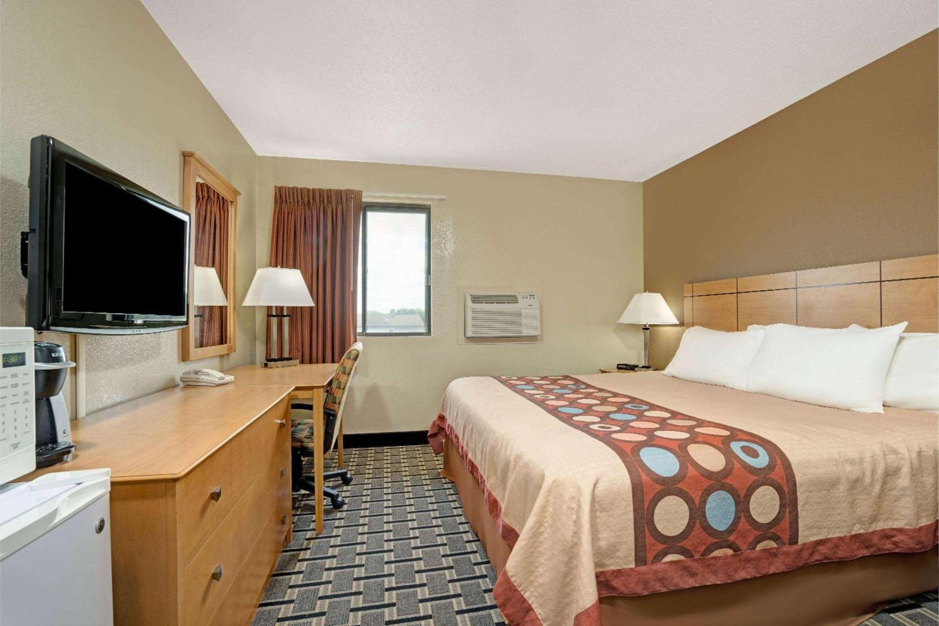 Super 8 by Wyndham Melrose photo 13