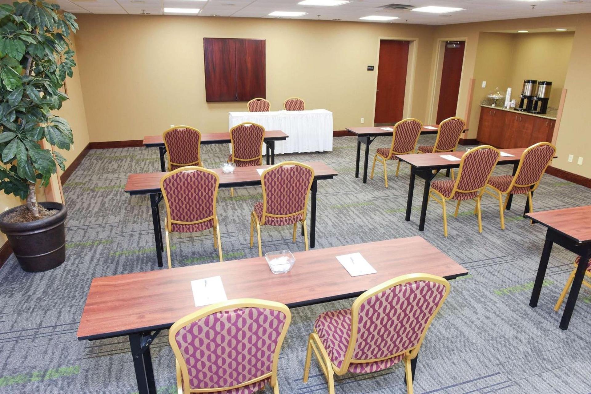Hampton Inn & Suites Madisonville photo 28