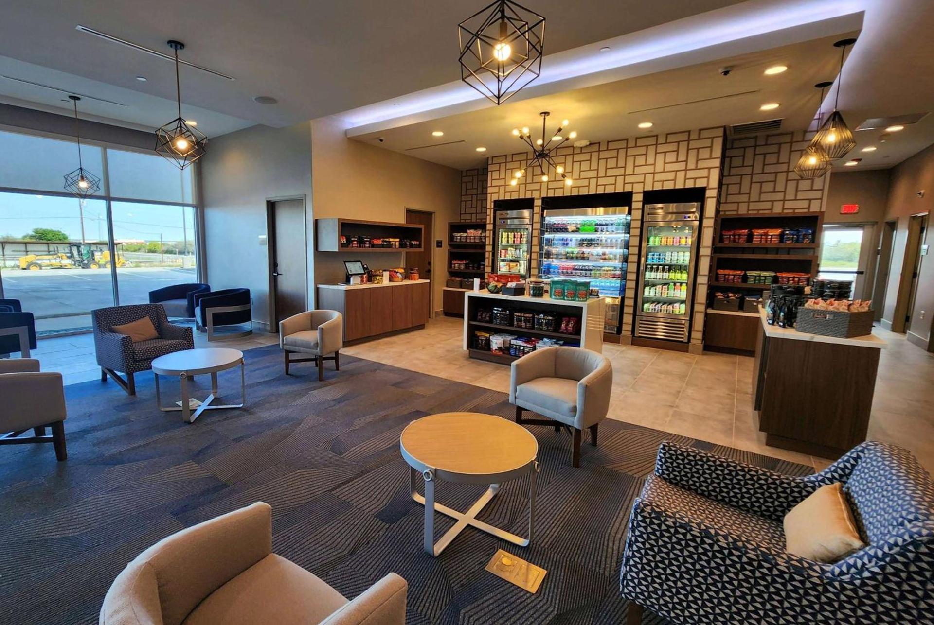 La Quinta Inn & Suites by Wyndham Del Rio photo 9