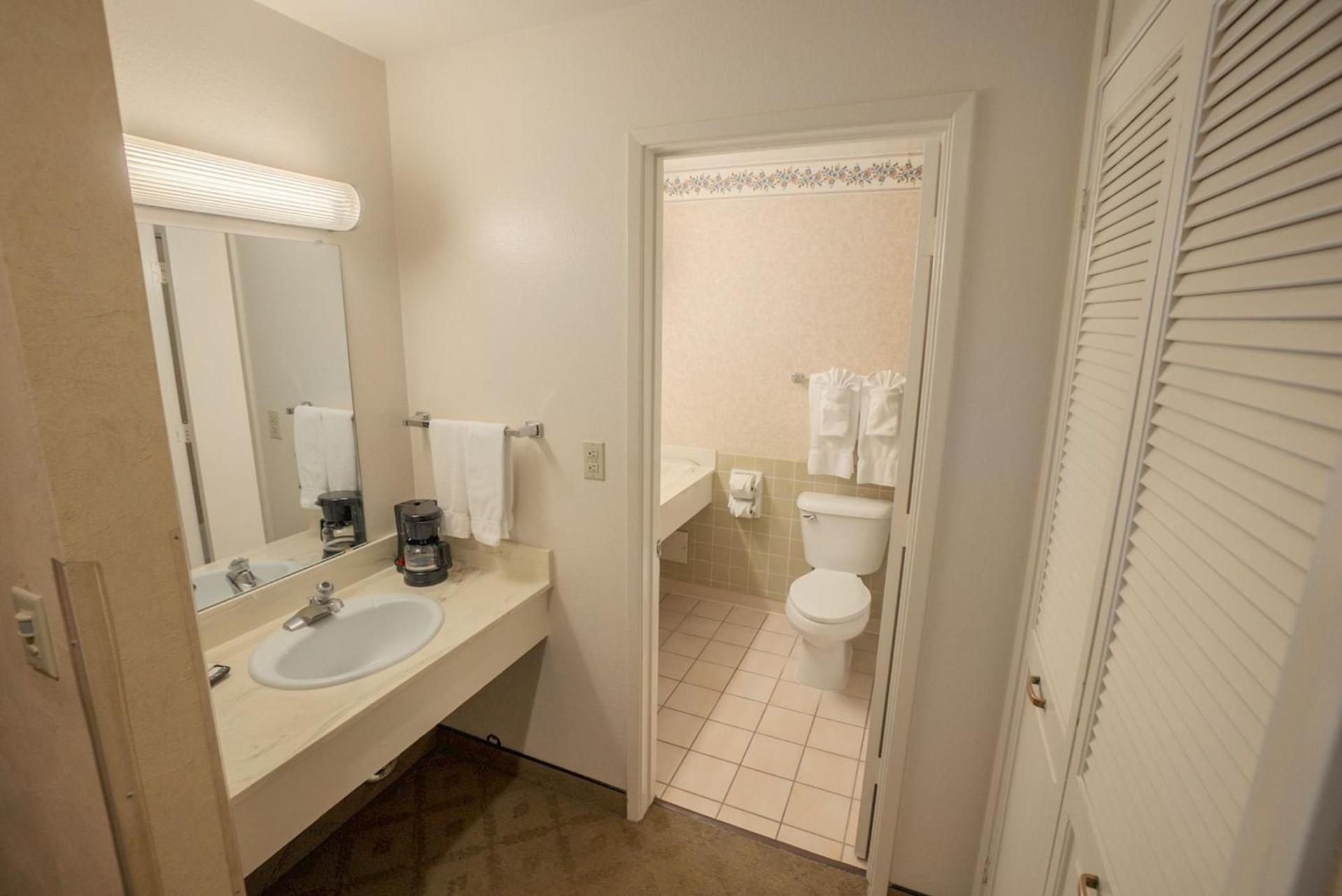 Piccadilly Inn Airport photo 22