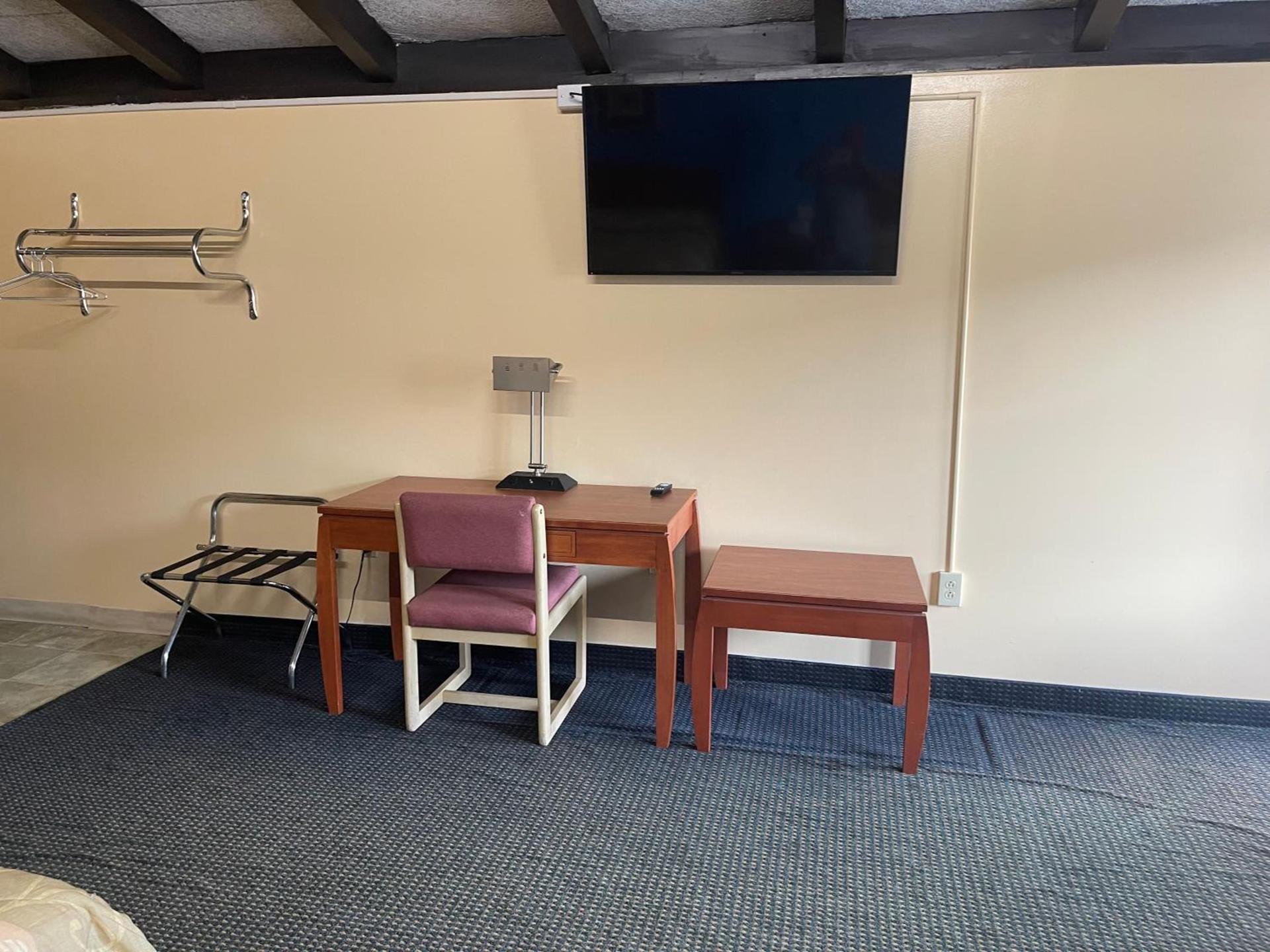 Budget Inn - Madison photo 6