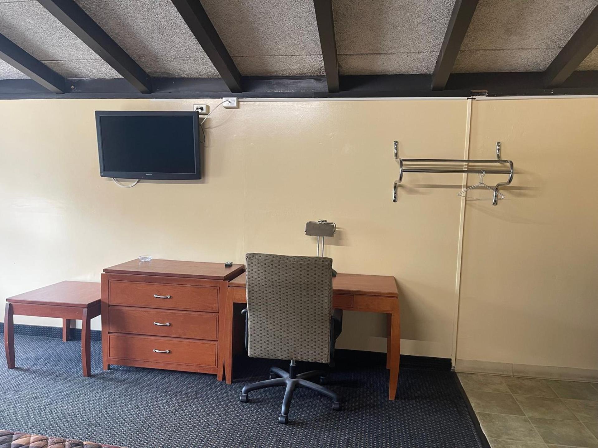 Budget Inn - Madison photo 9