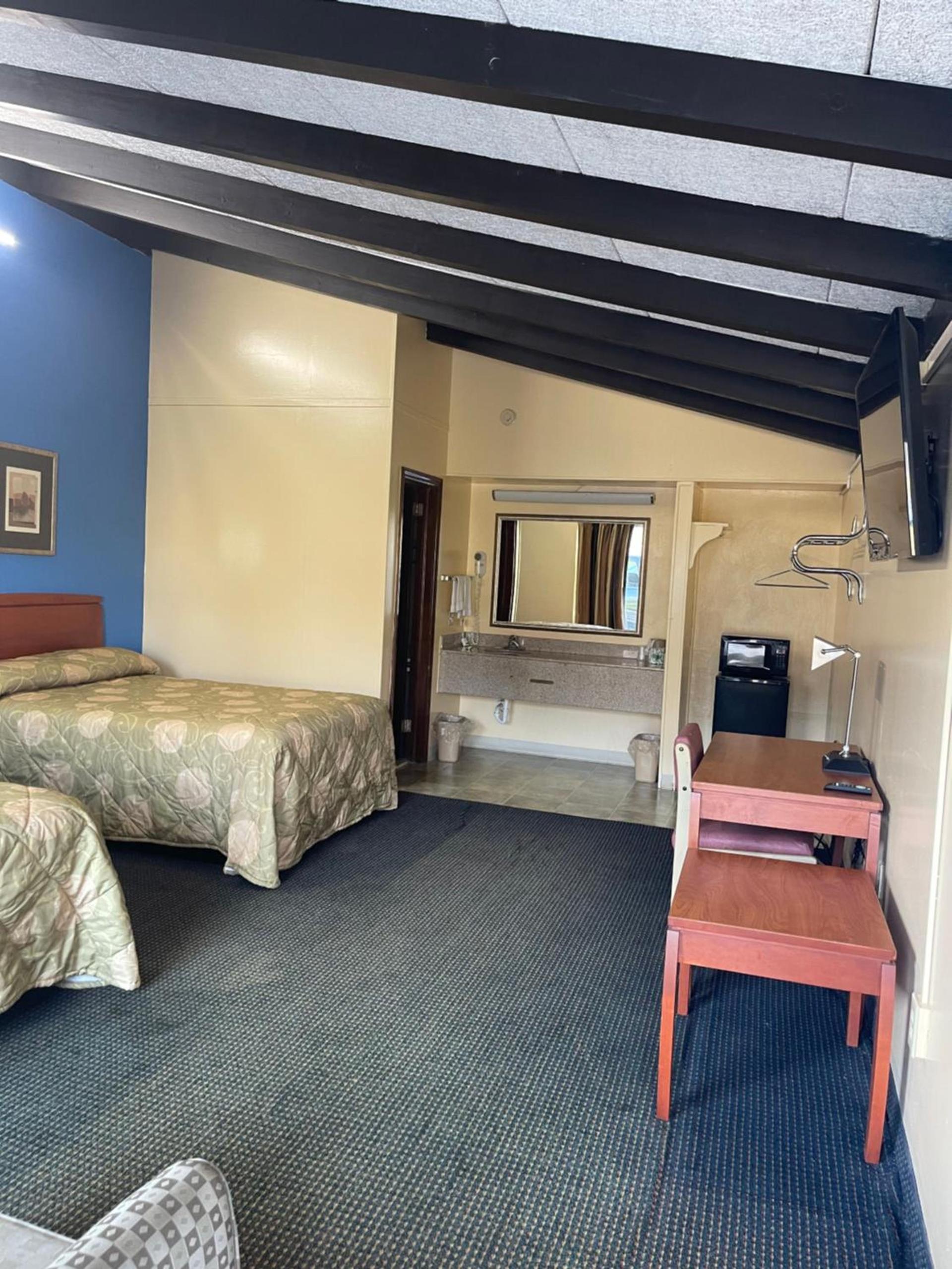 Budget Inn - Madison photo 3