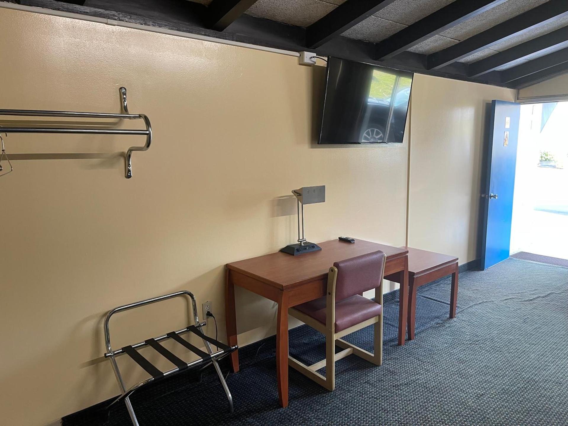 Budget Inn - Madison photo 11