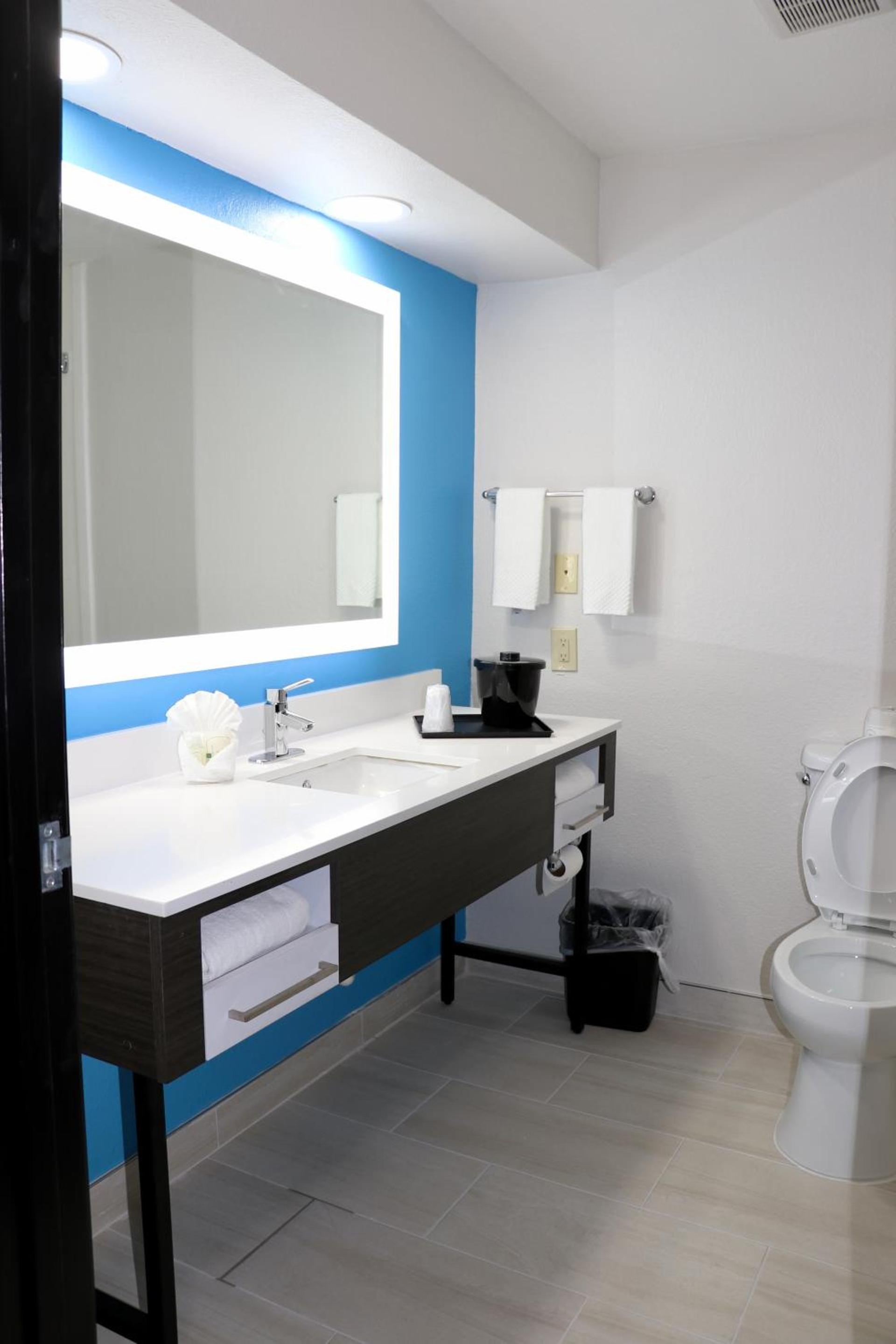 Quality Inn & Suites Buda photo 15
