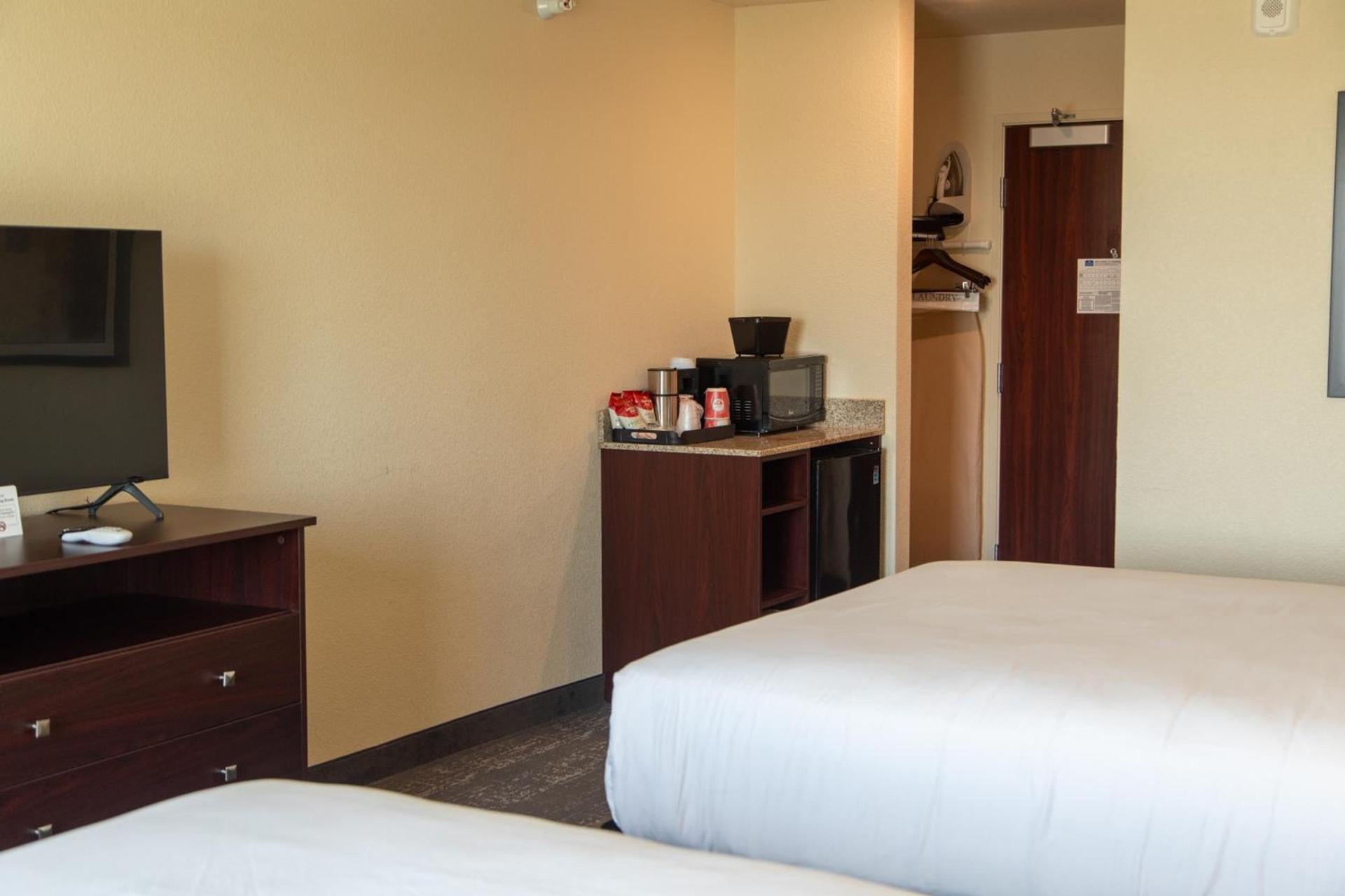 Cobblestone Inn & Suites -Springfield photo 2