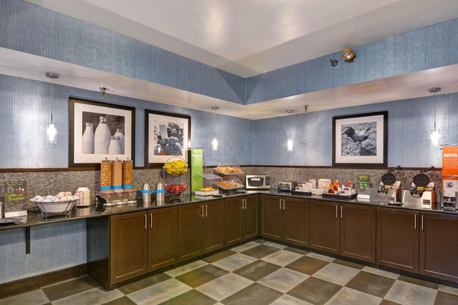 Hampton Inn State College photo 9