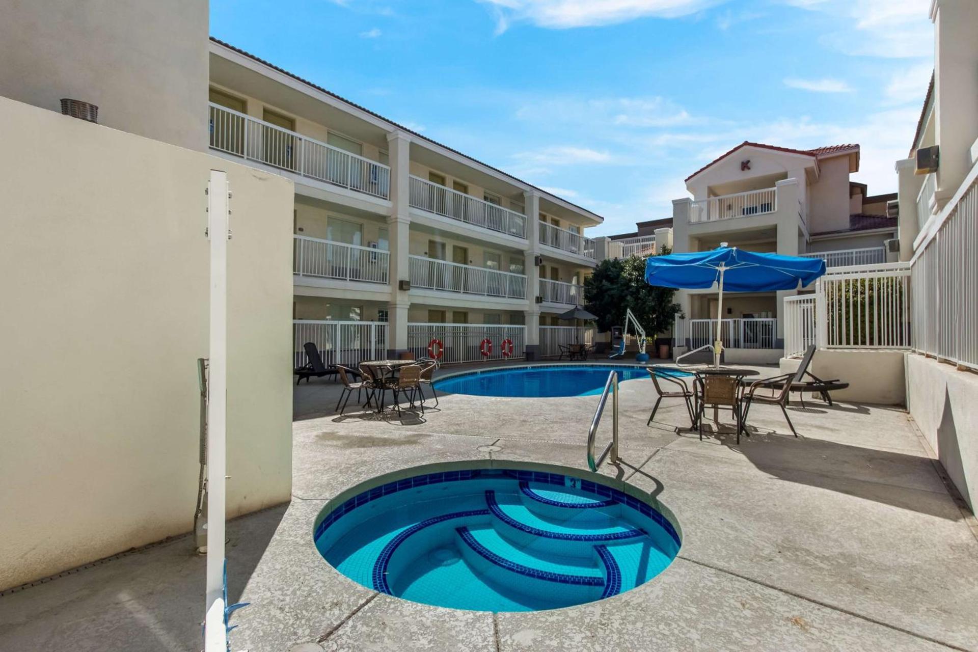 Howard Johnson by Wyndham Tempe University/Phoenix photo 3