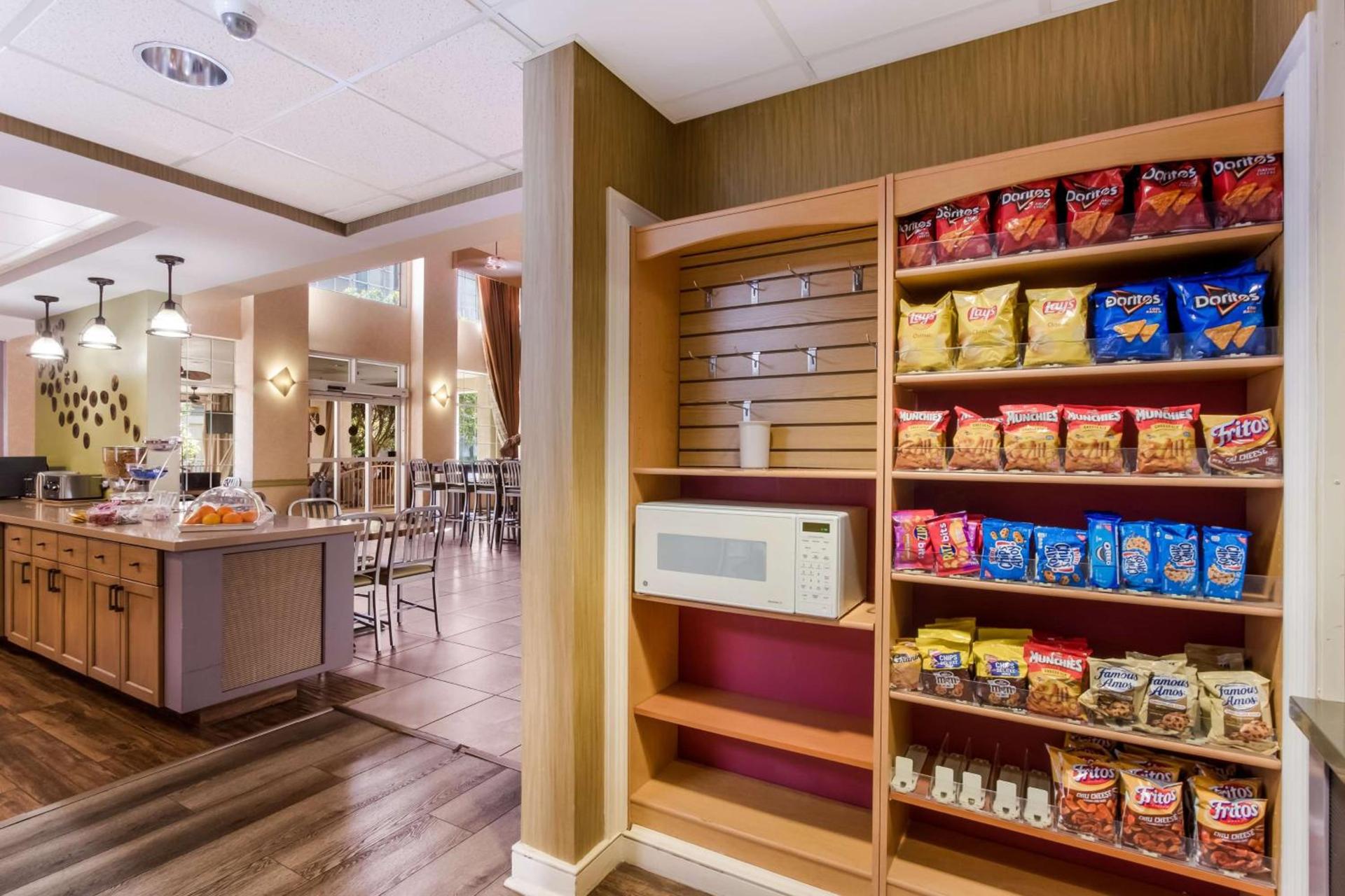Howard Johnson by Wyndham Tempe University/Phoenix photo 34